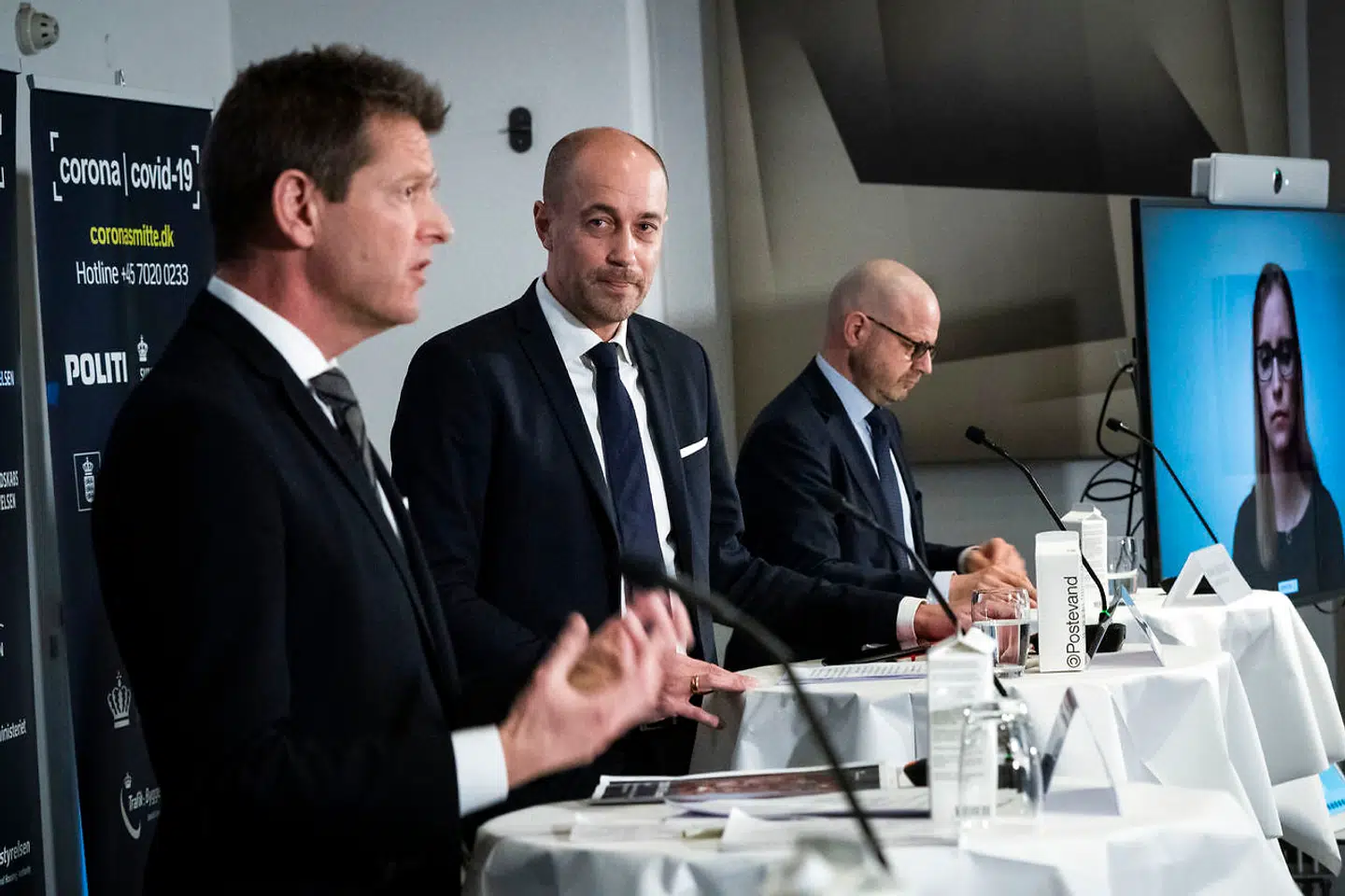 »På et dybere plan er der imidlertid en loyalitetskontrakt mellem embedsmænd og politikere, som går begge veje. Hvis der blandt embedsmændene opstår en fornemmelse af, at loyaliteten ikke er gensidig, risikerer grundlaget for den danske samfundsmodel at erodere,« skriver Peter Nedergaard.