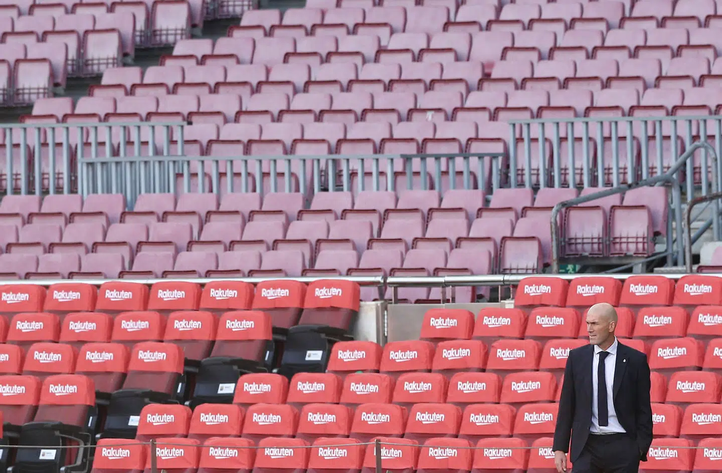 Real Madrid-træner Zinedine Zidane følger sæsonens første clásico som en af de eneste på et gabende tomt Camp Nou.