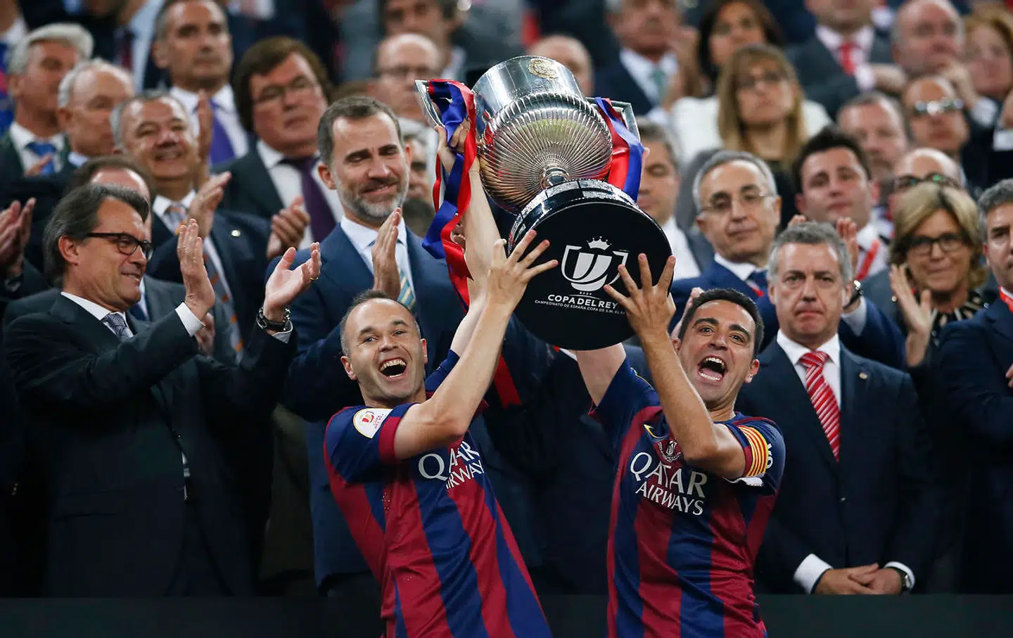 Andrés Iniesta og Xavi Hernández løfter en af de mange pokaler, som FC Barcelona vandt i storhedstiden fra 2009 til 2015. De to spanske midtbanespillere var afgørende for klubbens karakteristiske spillespil, der med årene er kommet til at ligne en parodi på sig selv.