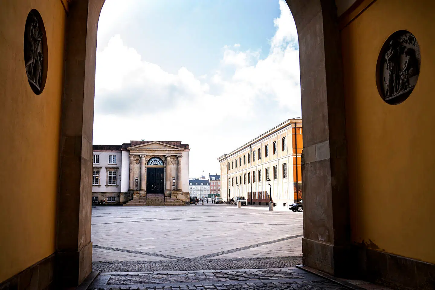 De uafhængige danske domstole fulgte regeringens anvisninger om at lukke ned og lukke op igen under forårets coronakrise. Men de kunne bare have ladet være, mener justitsminister Nick Hækkerup (S).