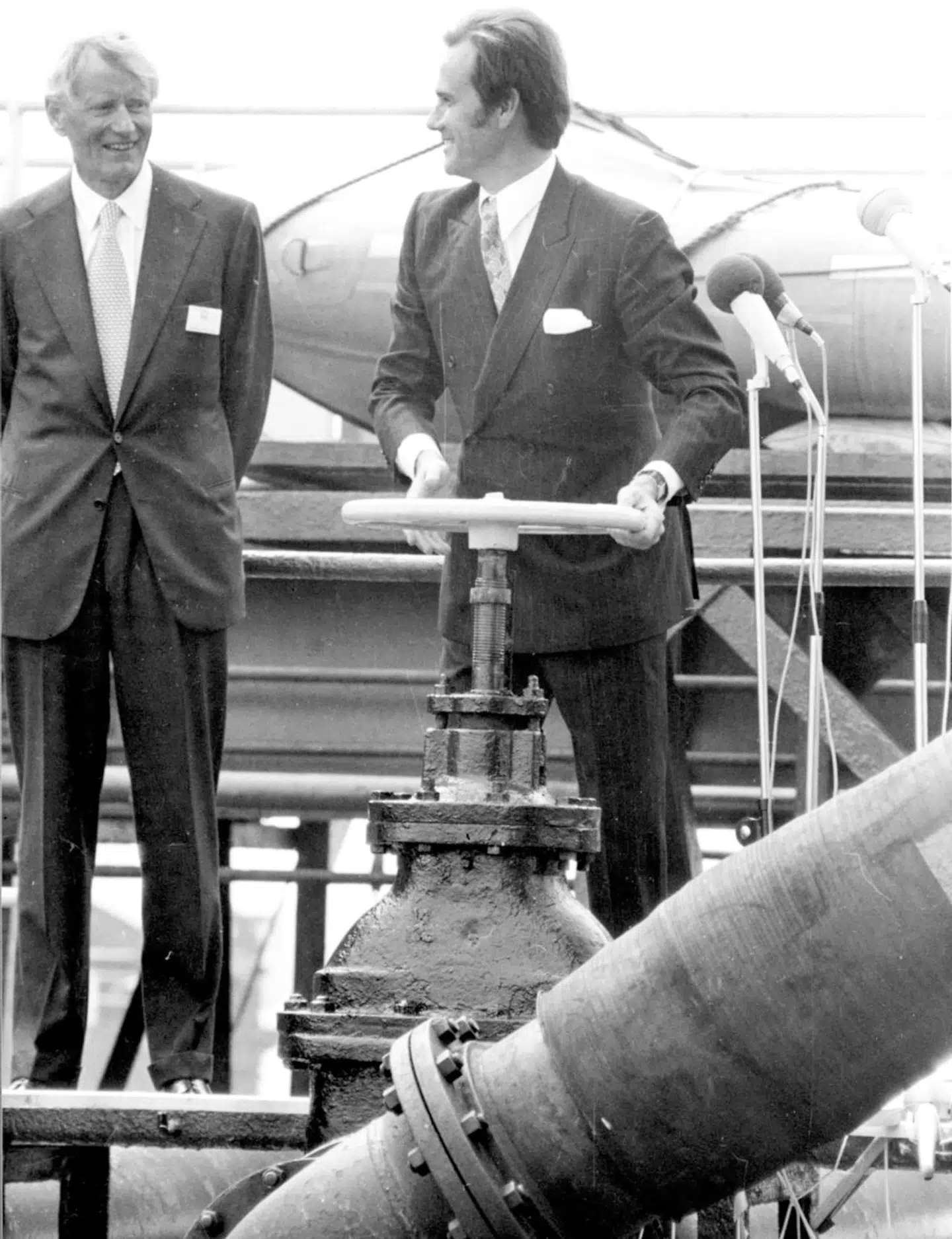 1. august 1972: Prins Henrik åbner for hanen til den første danske nordsøolie, der dengang blev sejlet i land. I dag transporteres olien gennem rørledninger ind til raffinaderierne på land. Her ses prinsen sammen med skibsreder Mærsk Mc-Kinney Møller.