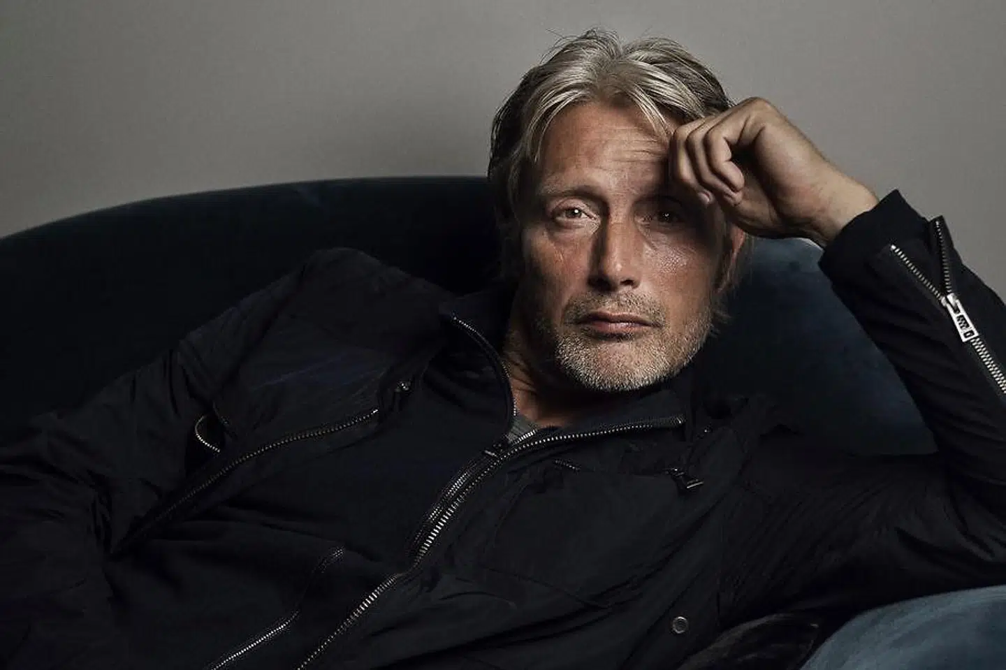 »Jobmæssig er rollen selvfølgelig super interessant og dejlig. Men det var også chokerende, at jeg fik den efter det, som skete, hvilket er super kedeligt,« siger Mads Mikkelsen om sin nye rolle i »Fantastic Beasts 3«, som han har overtagtet fra Johnny Depp.