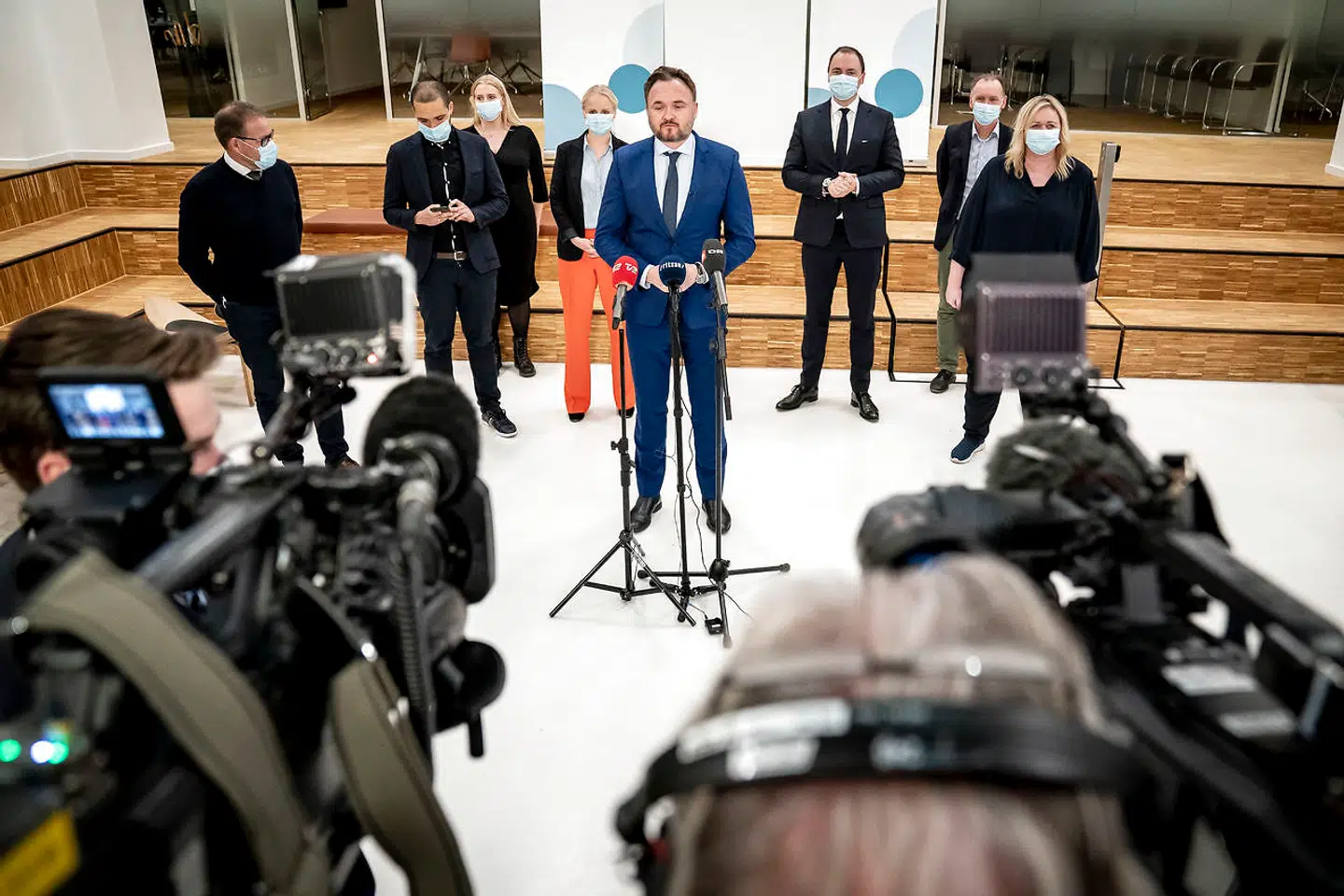 Klima-, energi- og forsyningsminister Dan Jørgensen (S), Tommy Ahlers (V), Ruben Kidde (RV), Mona Juul (KF), René Christensen (DF), Anne Paulin (S), Egil Hulgaard (KF) og Signe Munk (SF) under præsentation af aftale om stop for det danske olie- og gaseventyr i Nordsøen i 2050 i Klimaministeriet i København.
