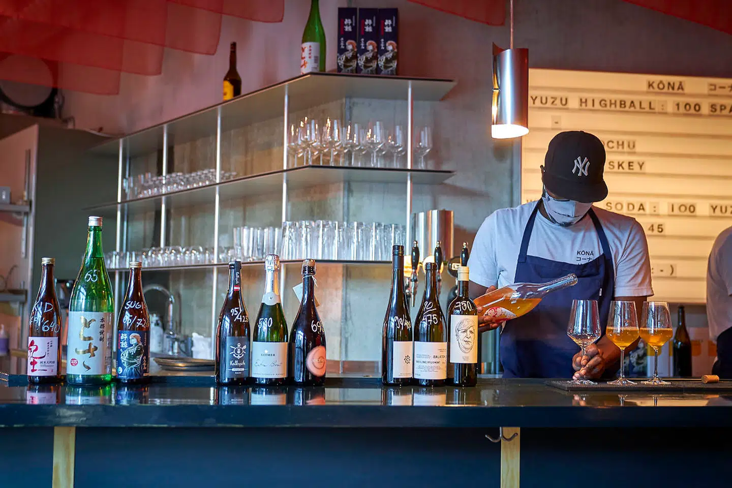 Kõnã er et japansk inspireret izakaya (tapasbar) i den høje stue OG en ramennudelbar i kælderen.