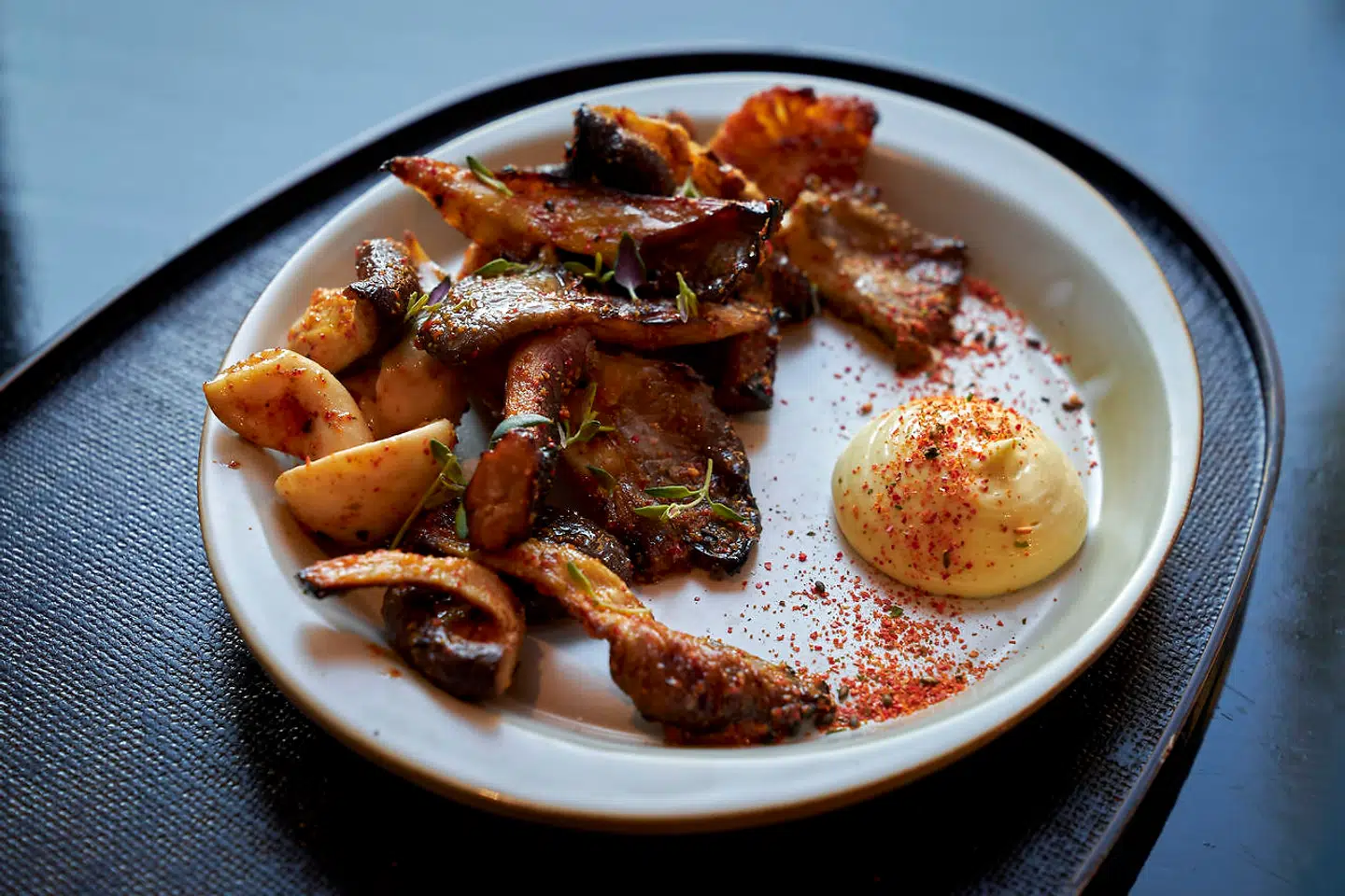 Tilberedte svampe (østershatte, shiitake og honningsvampe).