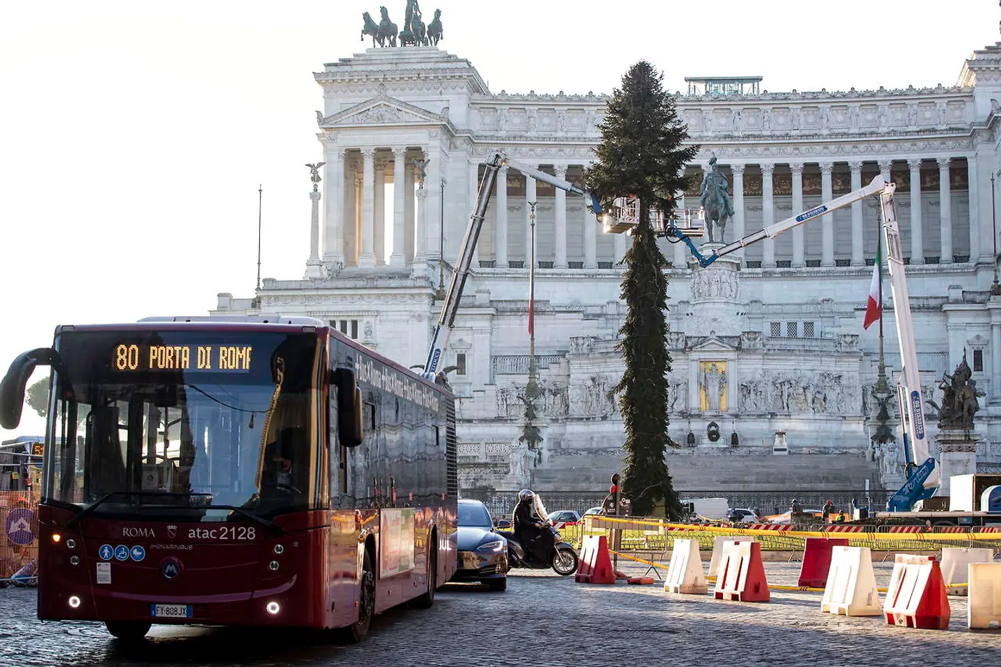 Juletræet bliver sat op ved Piazza Venezia i Rom, mens Italien slår en trist rekord.