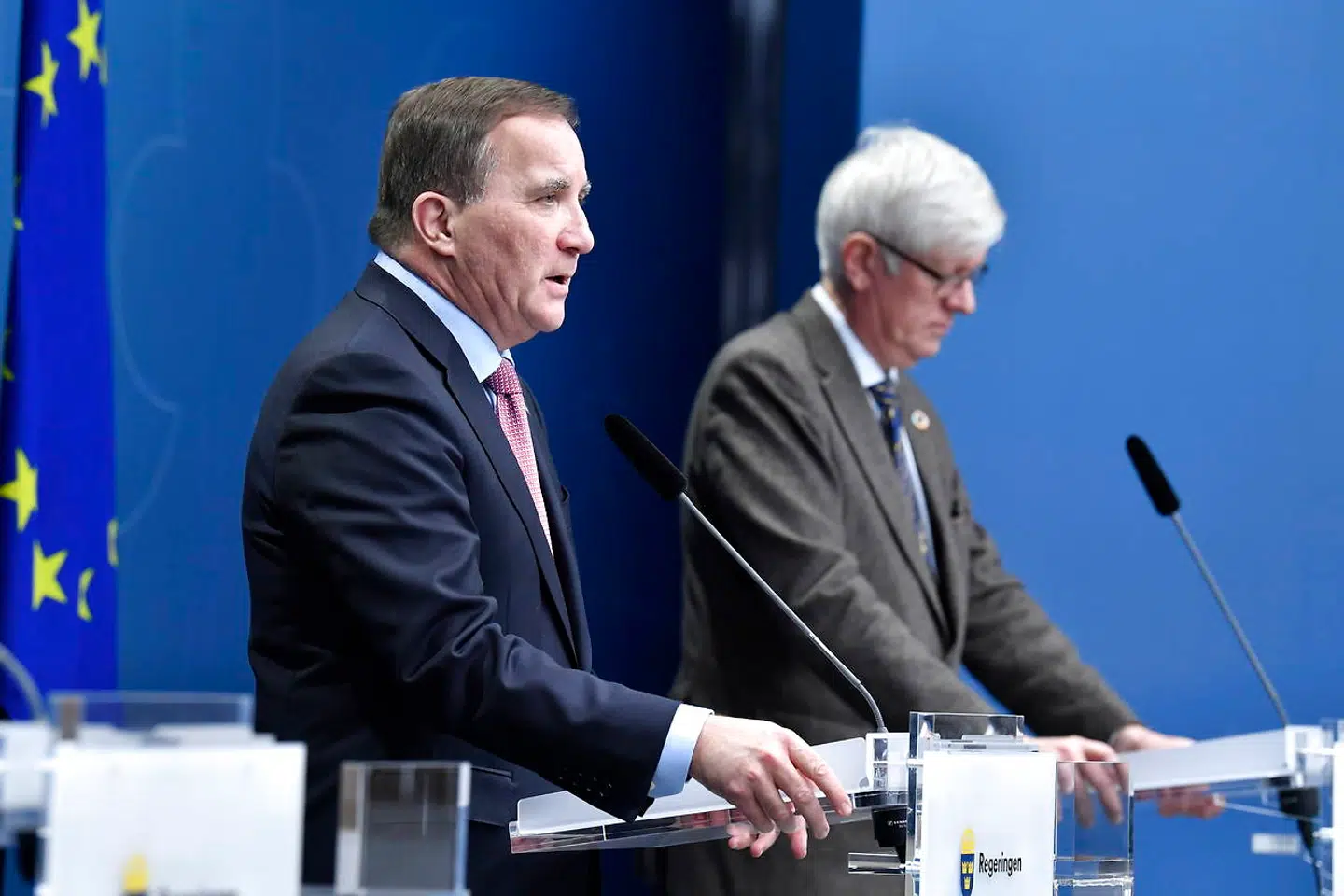 Statsminister Stefan Löfven (tv.) og Folkhälsomyndighetens generaldirektör, Johan Carlson, fortalte torsdag om hjemsendelsen af de svenske gymnasieelever. Statsministeren har været kritiseret for at lytte for meget til sine embedsmænd. De seneste uger har den svenske regering dog indført en række coronarelaterede restriktioner.