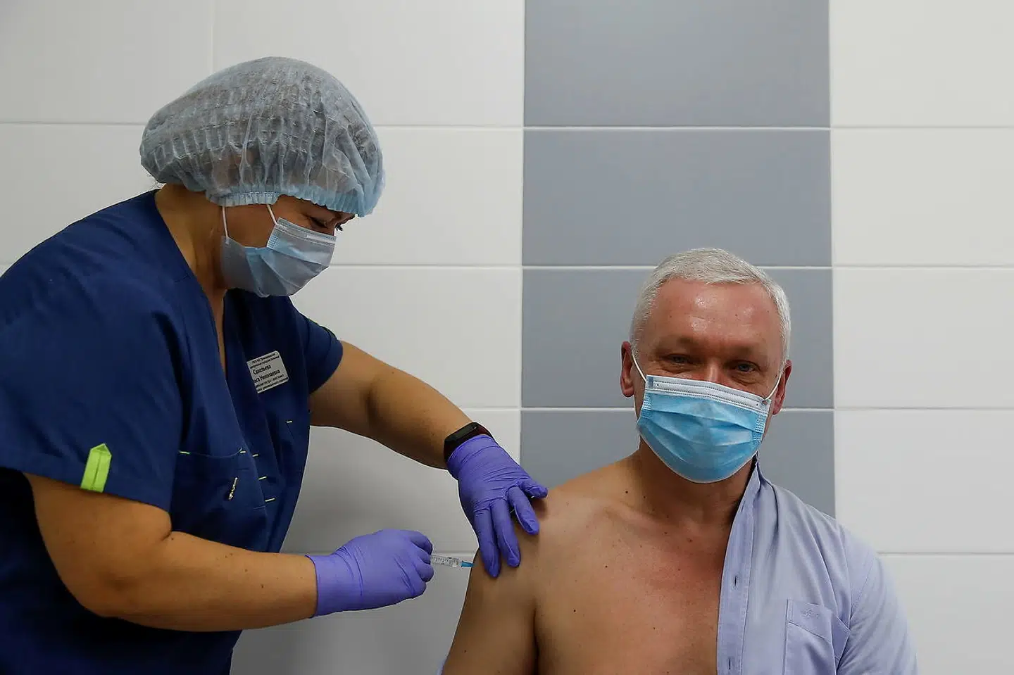 Her bliver en skolelærer i Rusland vaccineret mod covid-19 med vaccinen Sputnik V, som Rusland mener er væsentlig mere effektiv, end vestlige eksperter siger.