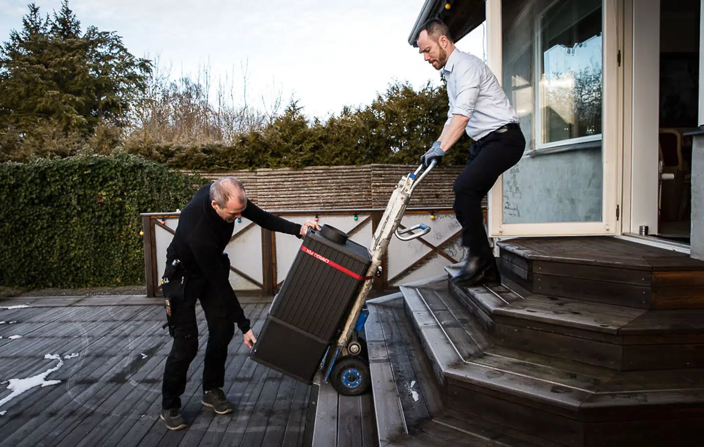 Nu skal nye boligejere skrotte game brændeovne. Arkivfoto fra 2019, hvor daværende Miljø- og fødevareminister Jakob Ellemann-Jensen (V) hjalp en borger med at skrotte sin gamle brændeovn.