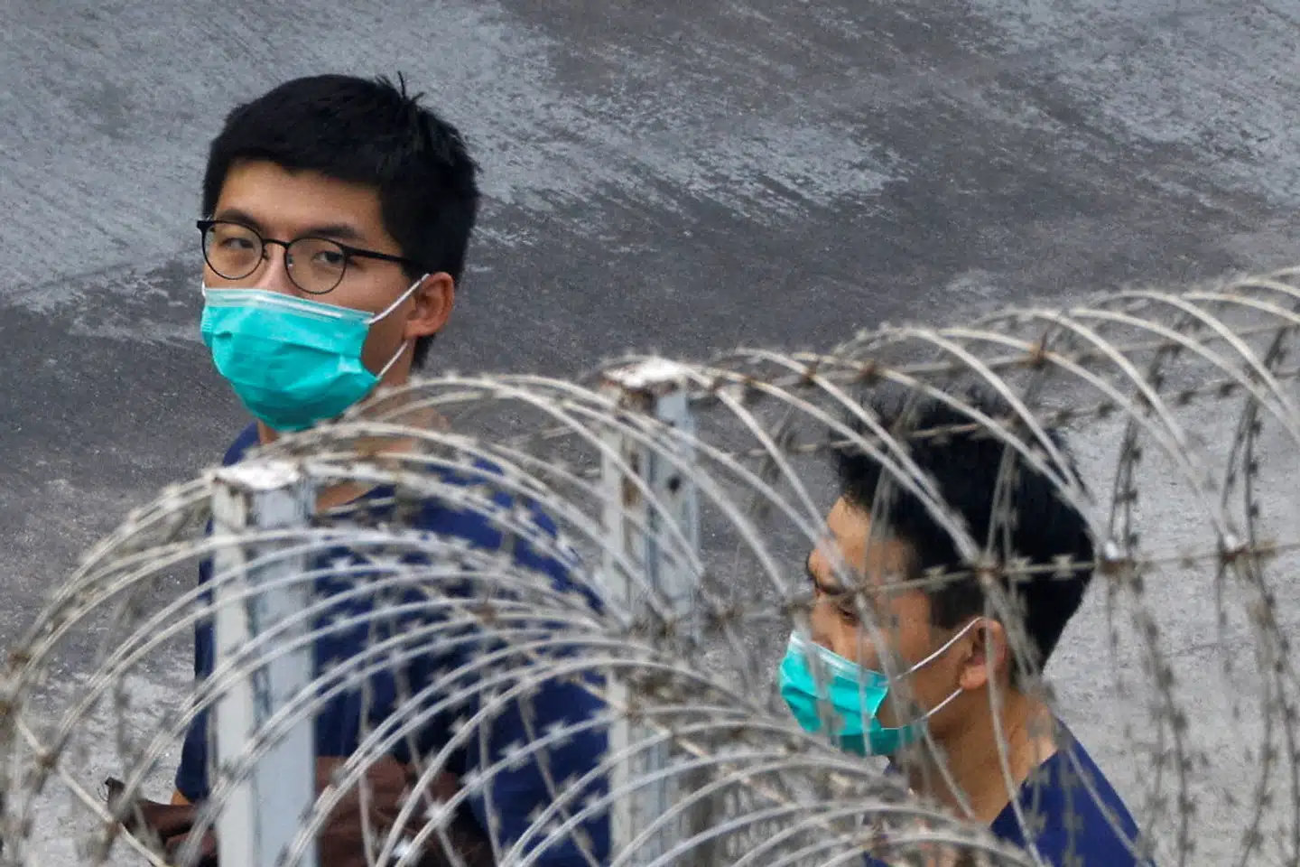 Siden en kontroversiel ny sikkerhedslov blev vedtaget i Hongkong i sommer, er en lang række demokratiforkæmpere og aktivister blevet arresteret for at organisere og deltage i protester mod regeringen. Spørger man aktivisterne, er anholdelserne politisk motiverede. Senest er det Hongkongs mest kendte demokratiforkæmper, Joshua Wong (tv.), som onsdag blev idømt fængsel.