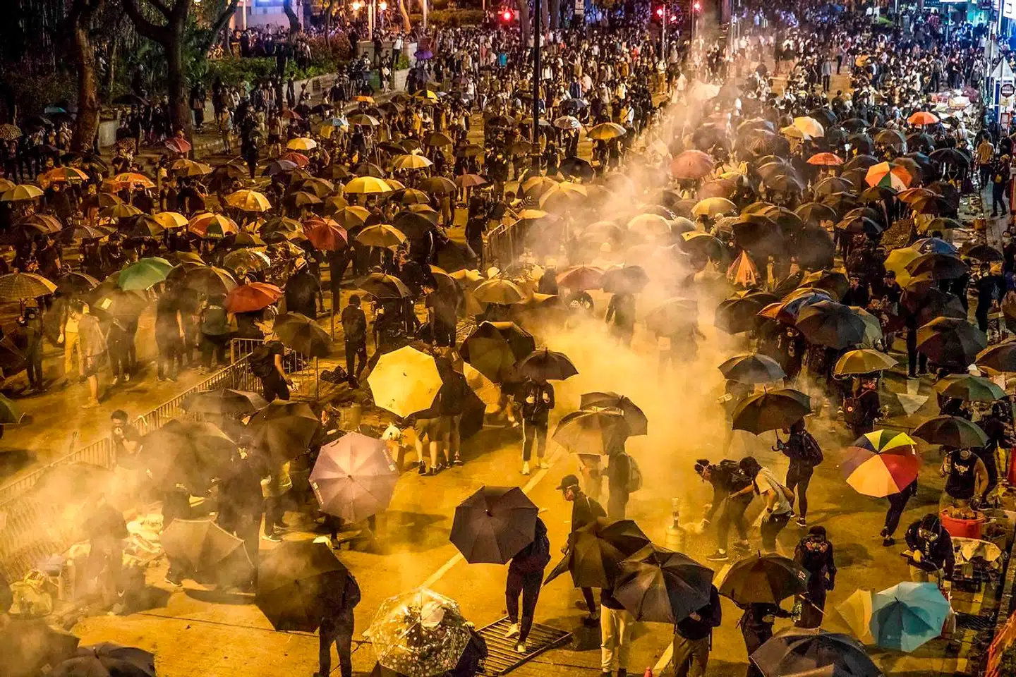 For lidt over et år siden, 18. november 2019, så protesterne mod regeringen i Hongkong og Kinas voksende indflydelse sådan her ud. I dag er mange af de mest fremtrædende aktivister og demonstranter enten gået i skjul, flygtet til udlandet eller blevet arresteret.
