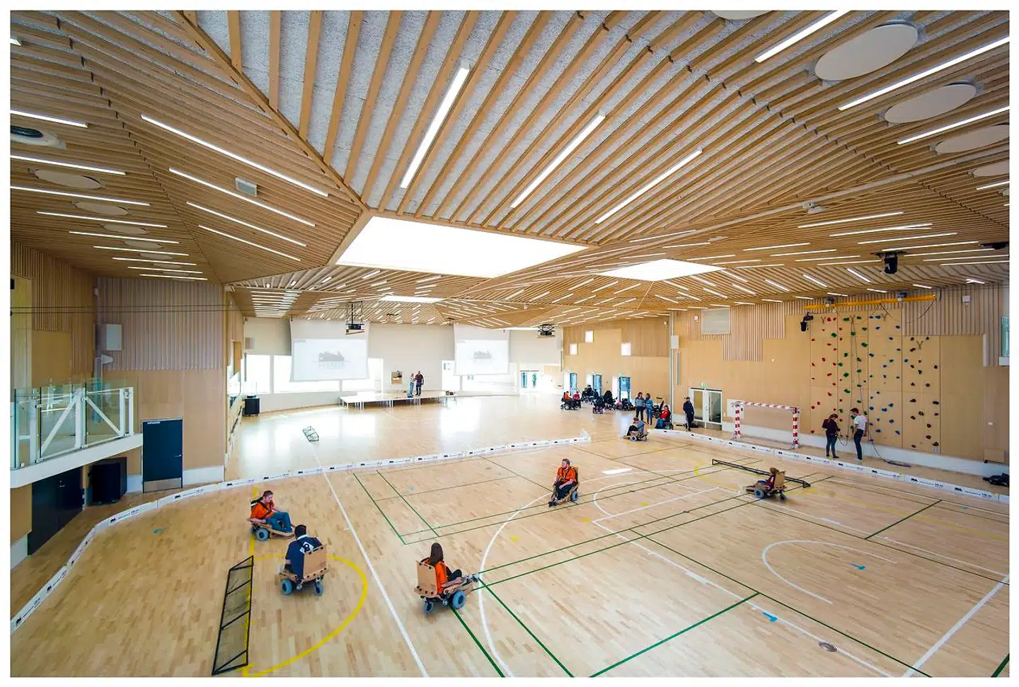 »Vi har en tendens til at indrette samfundet ud fra forestillingen om idealmennesket, og så lader vi add-ons kompensere for dem, der falder udenfor den forestilling,« skriver Marianne Kofoed og Camilla Ryhl. Her ses multihallen på Musholm Bugt feriecenter i Korsør, hvor man netop har tænkt alle brugere ind fra starten.