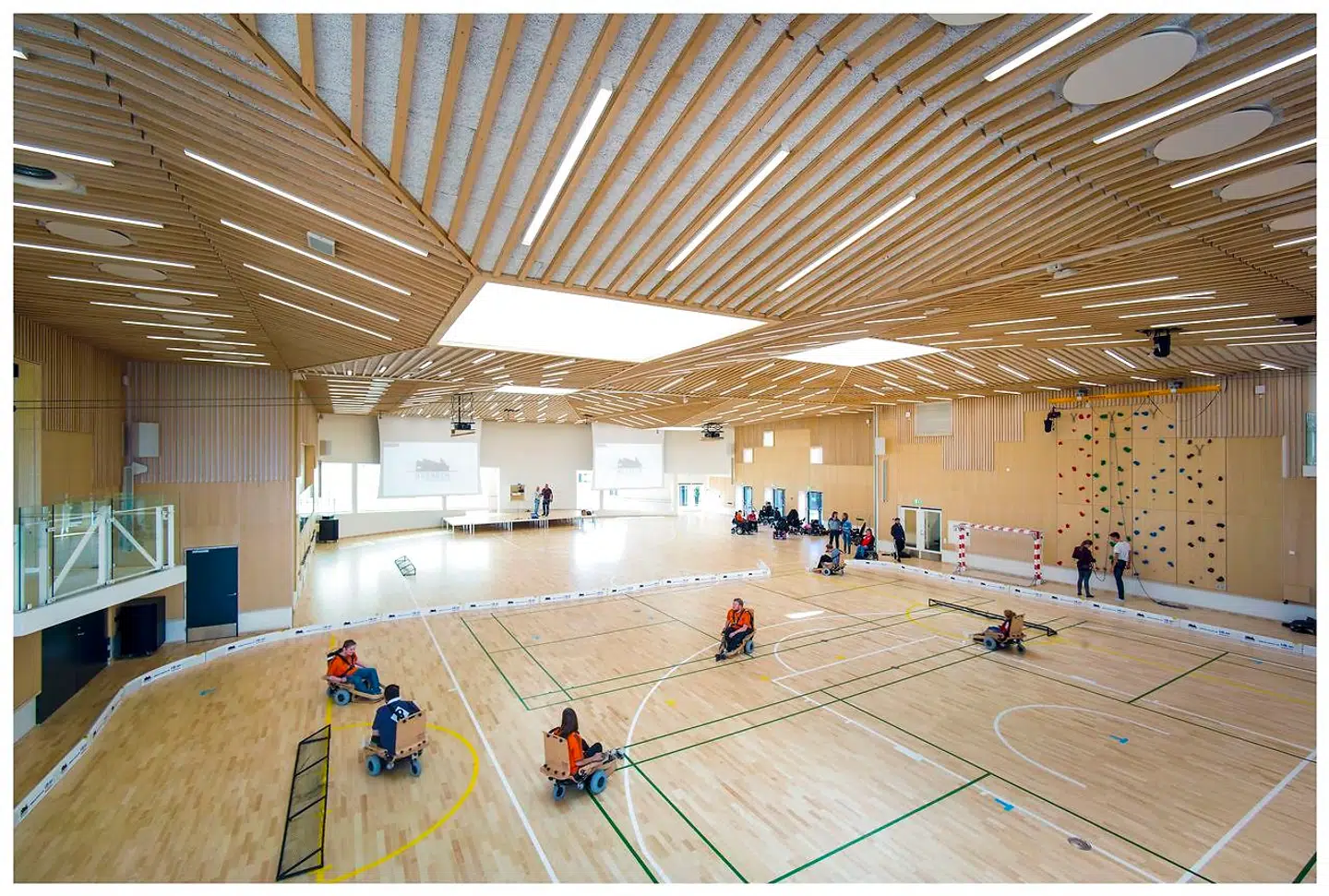 »Vi har en tendens til at indrette samfundet ud fra forestillingen om idealmennesket, og så lader vi add-ons kompensere for dem, der falder udenfor den forestilling,« skriver Marianne Kofoed og Camilla Ryhl. Her ses multihallen på Musholm Bugt feriecenter i Korsør, hvor man netop har tænkt alle brugere ind fra starten.