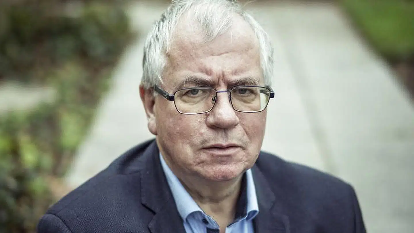 Sundhedsprofessor Kjeld Møller Pedersen er aktuel med ny bog og med kritik af regeringens håndtering af coronakrisen, der ifølge professoren bærer præg af »overforsigtighed«: Politikere gik i »panik« i marts, siger han.