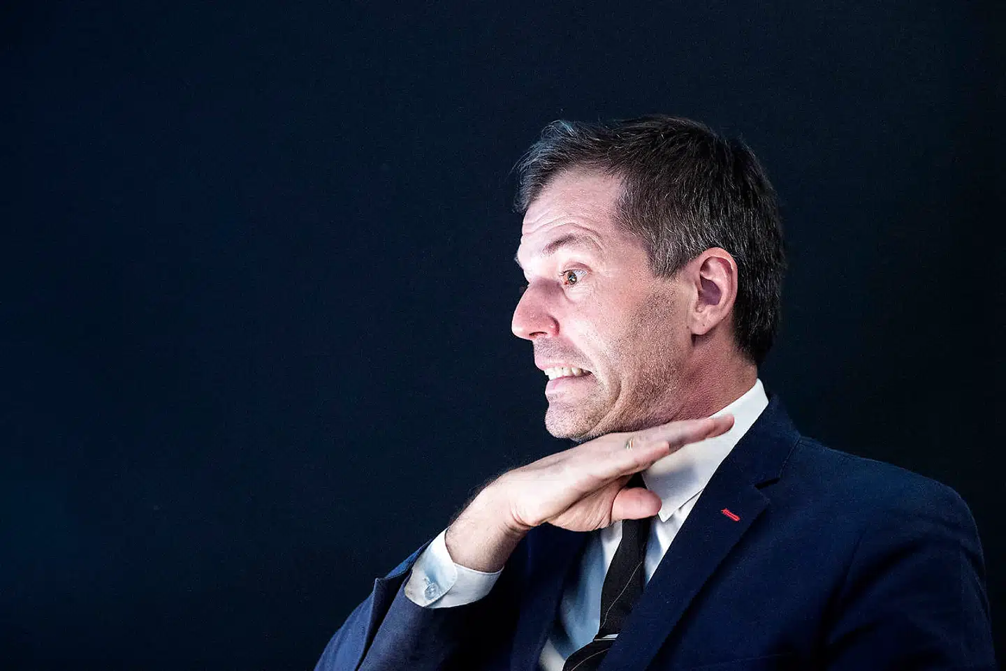 »Jeg hører meget lidt radio for tiden, men kørte en lang tur i en Green Mobility, hvor alle radiokanalerne var listet op. Jeg tog dem fra en ende af og var fascineret af, hvor dårlig kvaliteten var. Både på P1, Radio4 og Loud. Der vil i de næste syv år blive produceret taleradio i Danmark for mere end 2,5 milliarder kroner, så vi burde være i en guldalder, der topper lige nu.«