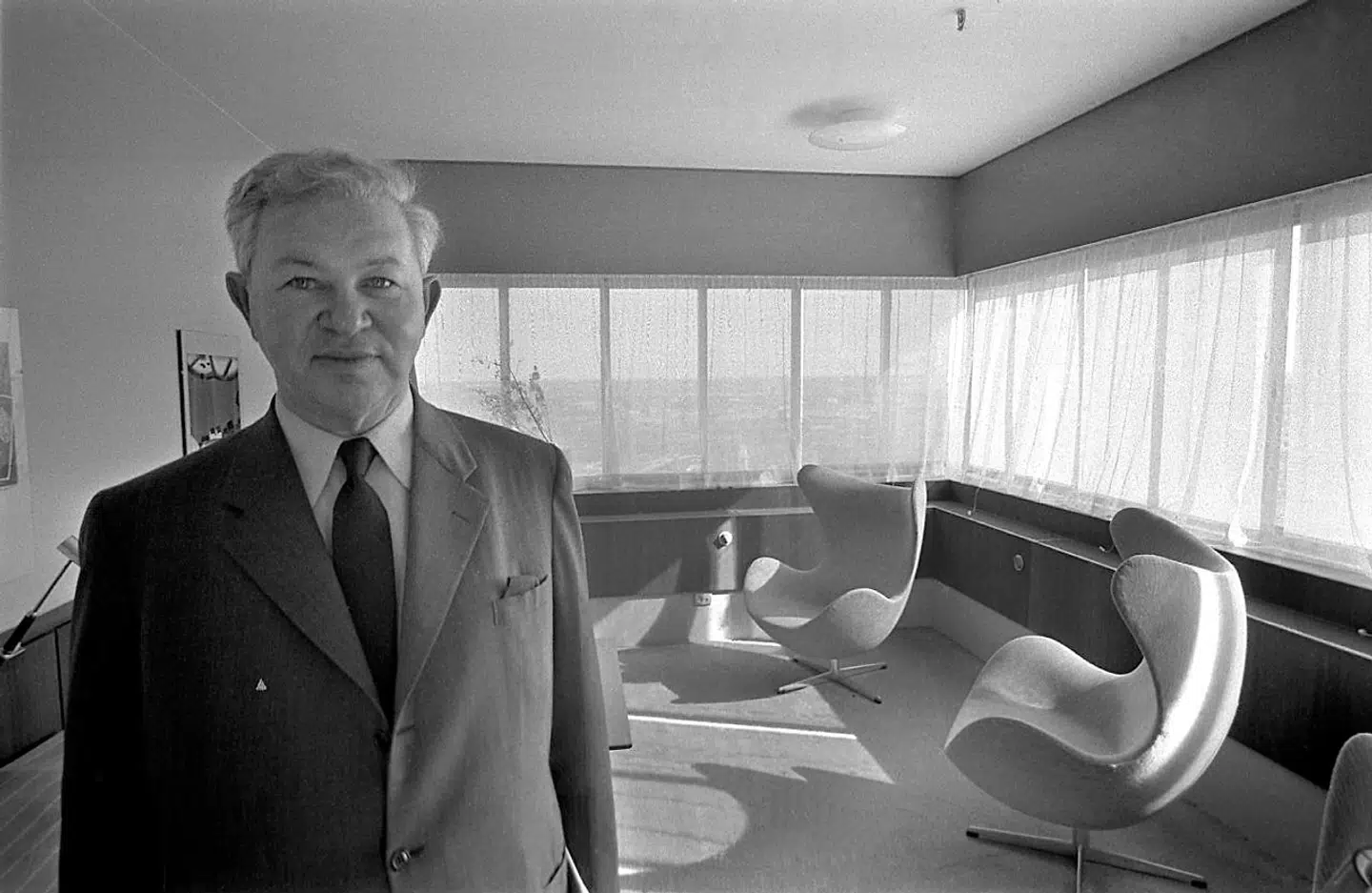 Arkitekten Arne Jacobsen i et af de store hjørneværelser på 18. etage af det nye SAS-hotel, Royal Hotel. Cirka anno 1960.
