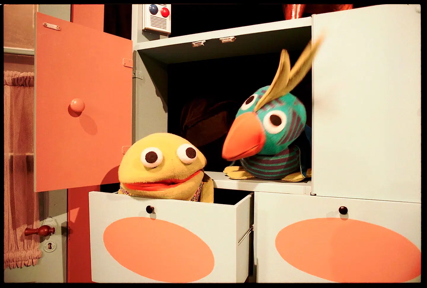 DRs B&U-afdelings mange succeser, blandt andet »Kaj og Andrea«, har lagt mange grundsten til den danske selvforståelse de seneste årtier, mener Mikael Bertelsen.