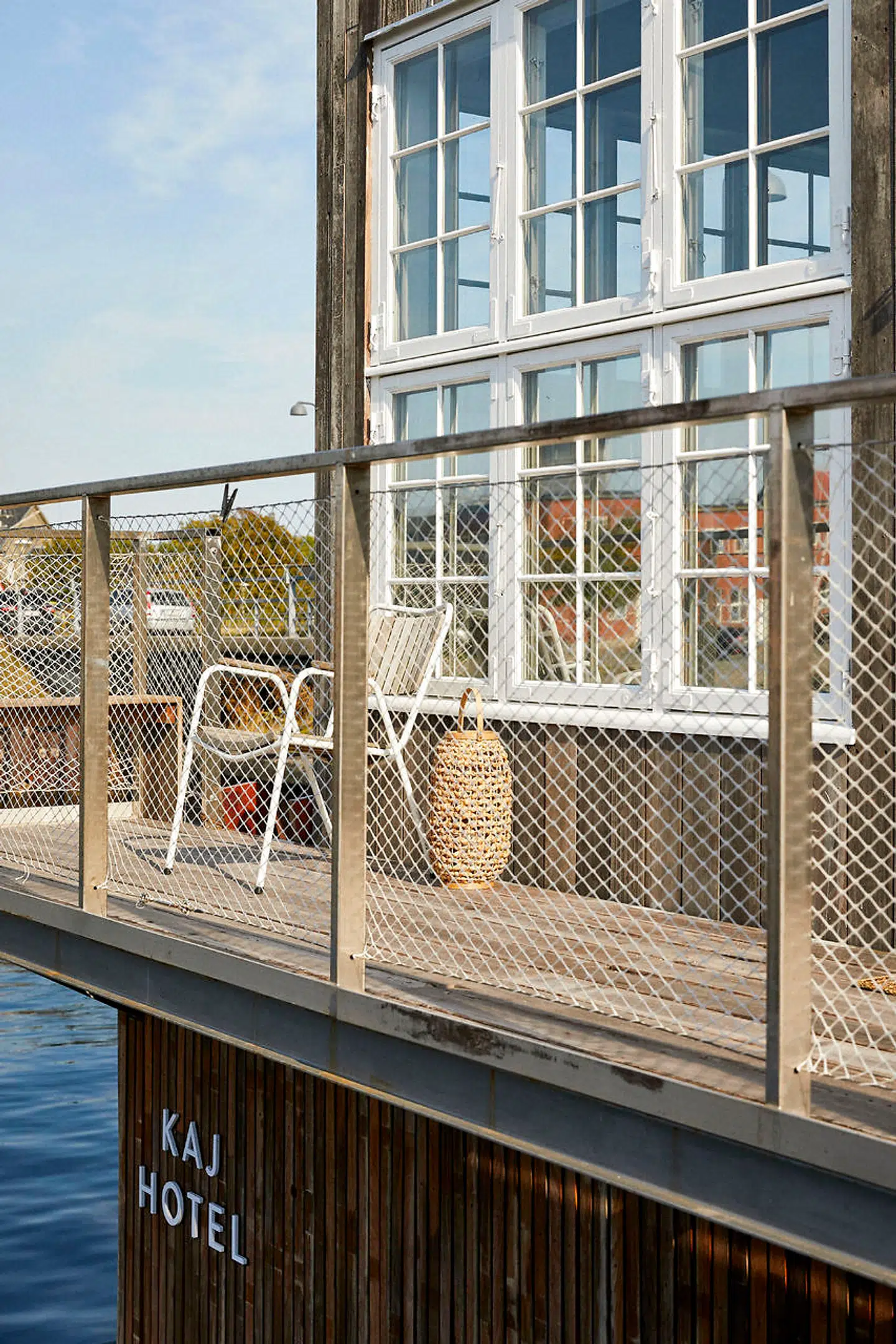 Fra de store vinduer kan man følge med i livet på vandet. Eller fra terrassen, ikke mindst.