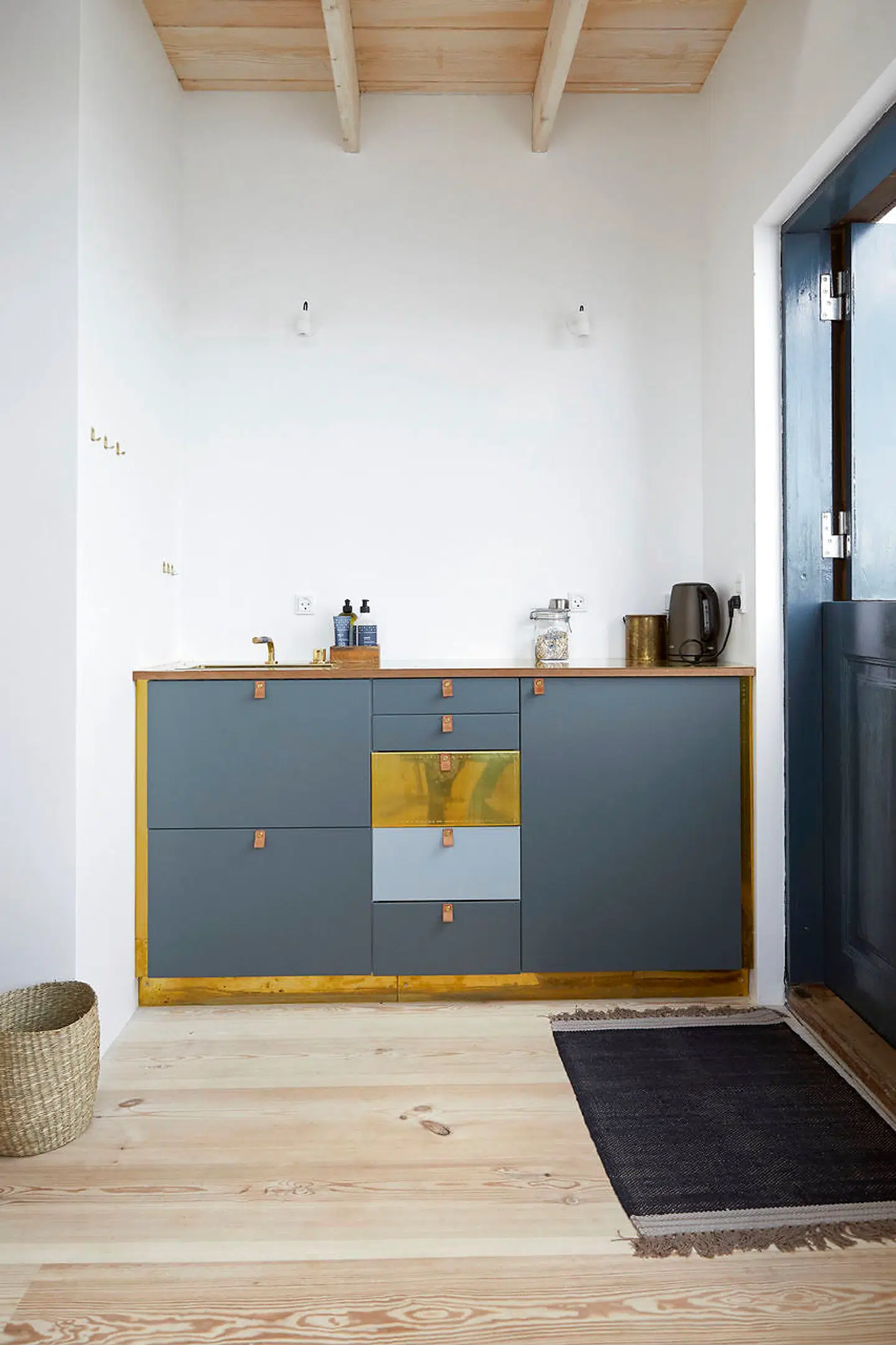 Et lille tekøkken, så man ikke behøver at forlade skuden for at gå på café.