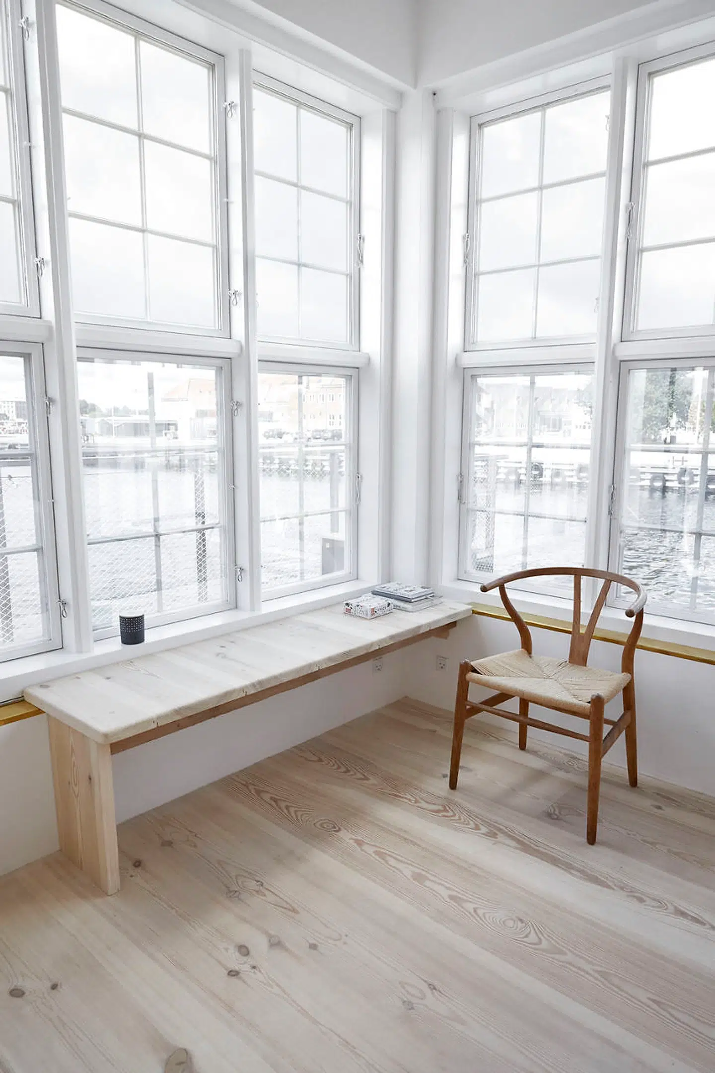 Der er ikke kun udsigt til vand, men også til Holmen fra det store rum.