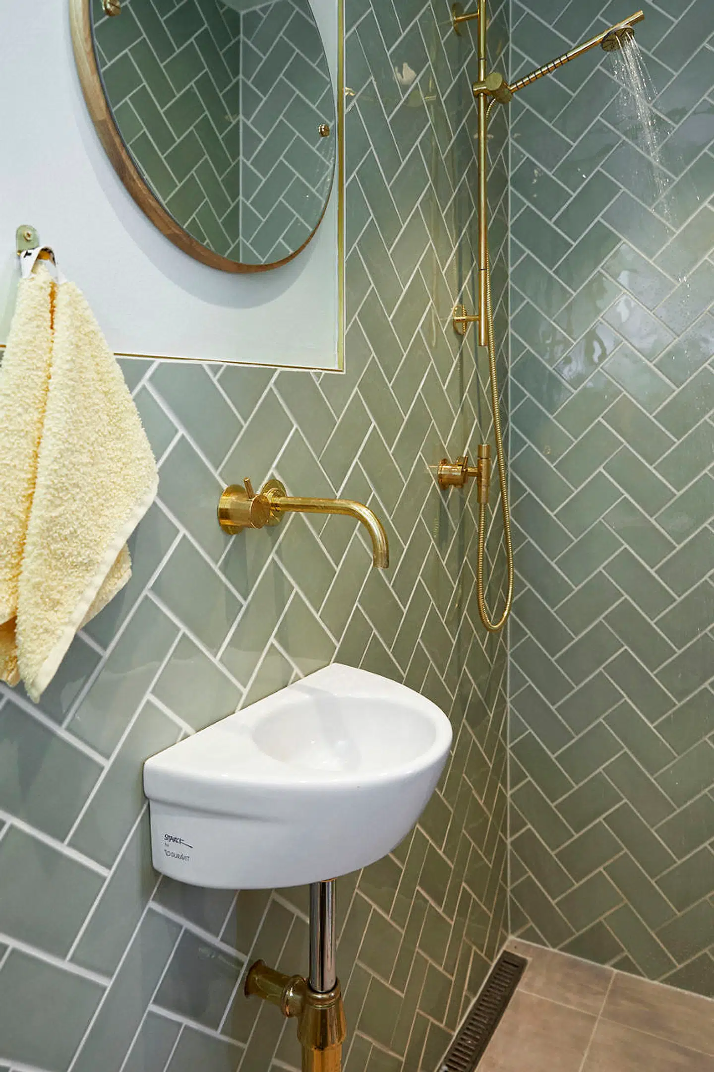 Man behøver ikke undvære et varmt bad, selv om man bor på noget, der minder lidt om en båd.