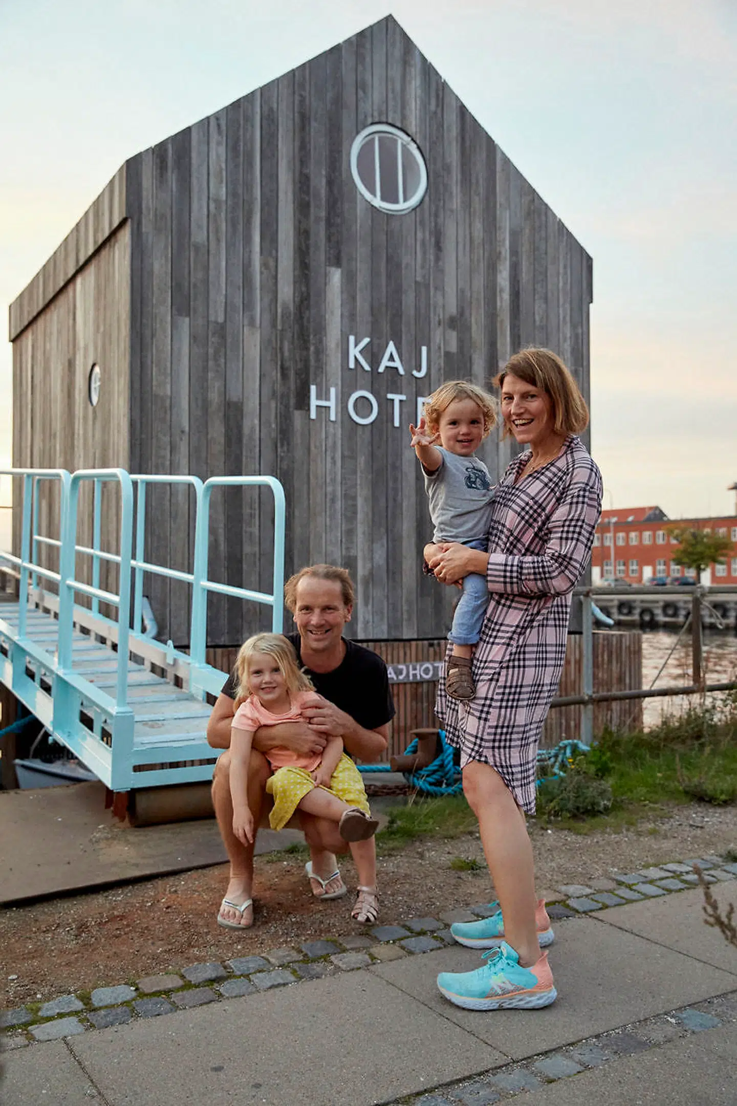 Toke Larsen og Barbara von Haffner bor selv med deres to børn på en husbåd få meter væk. Det var netop deres eget hjem, som gav inspiration til at opføre et hotel med de samme kvaliteter.