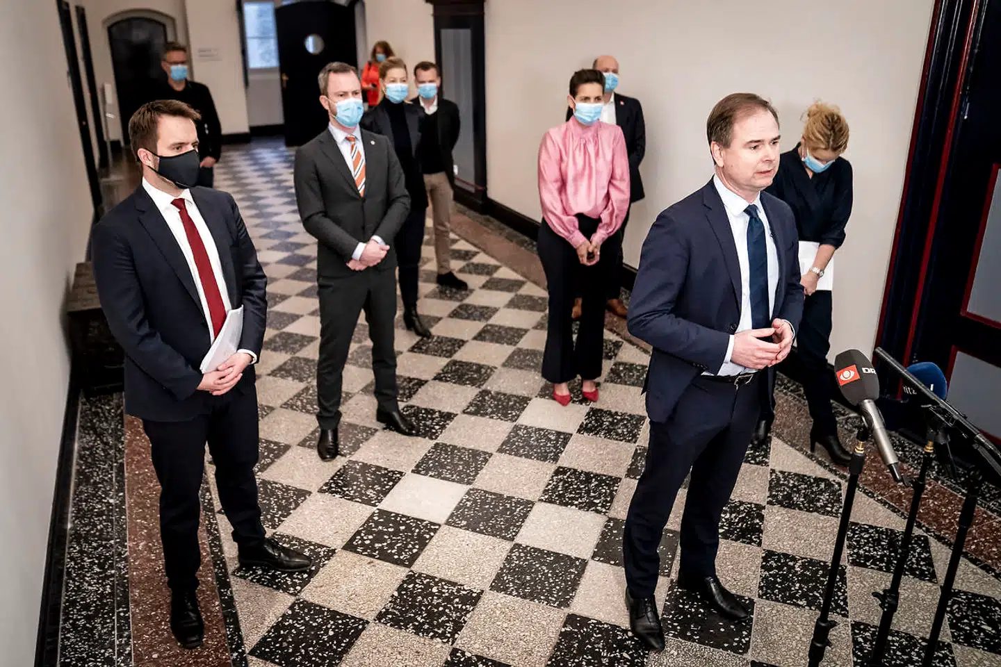 »Denne gang skal regeringen ikke bebrejdes, at den leverer en vækstpakke uden garanti for vækst. Det skal alle partierne bag stimulipakken,« skriver Thomas Bernt Henriksen i denne leder.