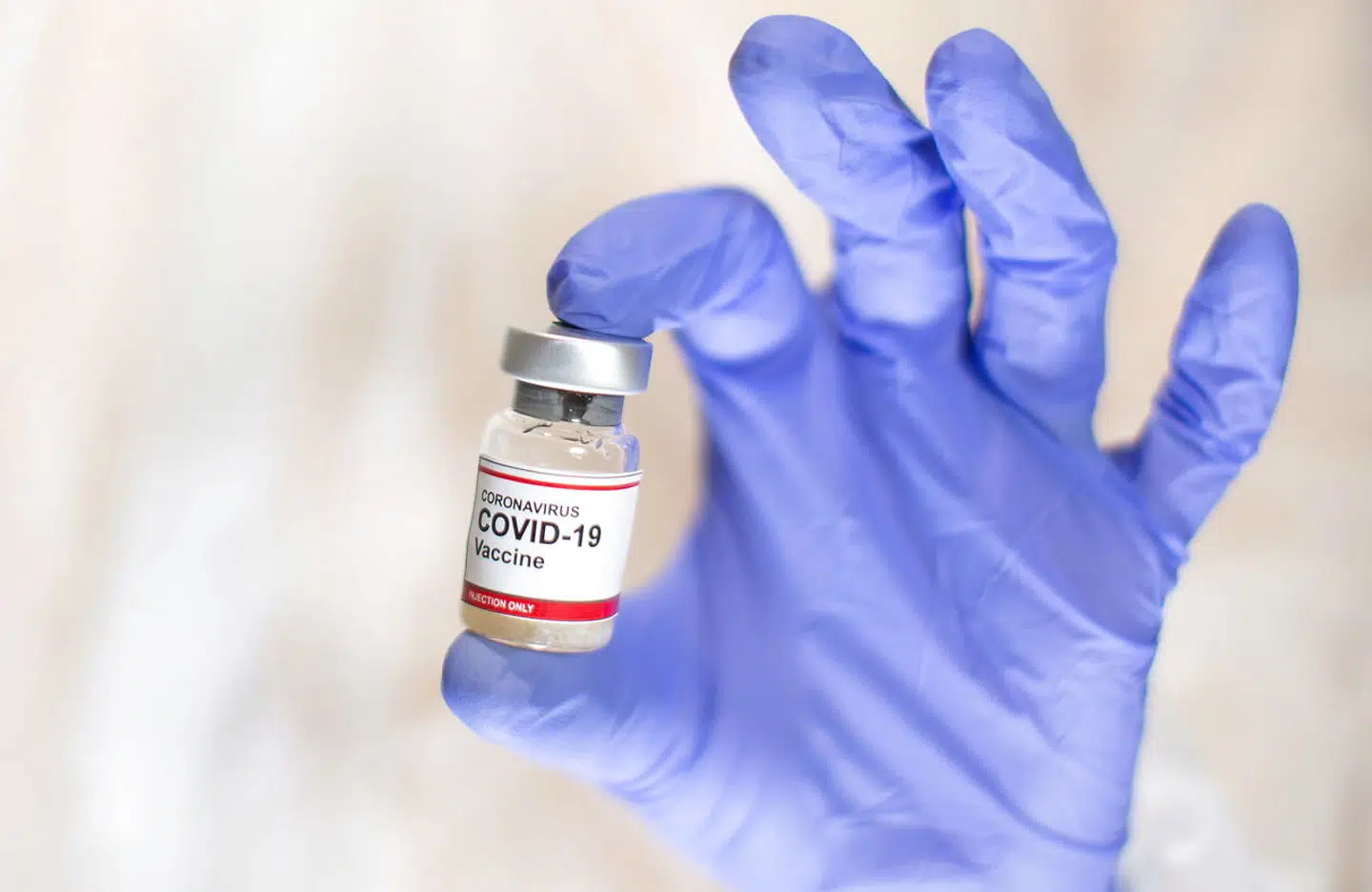 11 vaccinekandidater afprøves netop nu i såkaldte kliniske fase-tre forsøg på tusinder af mennesker. Det ventes, at de første vaccinekandidater vil indsende testresultater til myndighederne indenfor de nærmeste uger, og der er således mulighed for, at den første vaccine mod covid-19 kan være klar til at blive givet inden nytår. Ifølge Peter Piot er en vaccine den eneste realistiske vej til at stoppe pandemien.