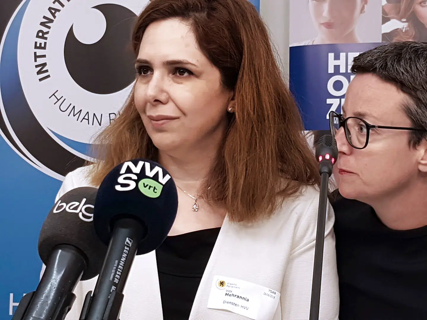 Vida Mehrannia (tv.), Ahmadreza Djalalis hustru, har i løbet af de seneste fire år ofte udtalt sig til pressen og forsøgt at få sin mand løsladt i Iran. I dag han kan blive henrettet.