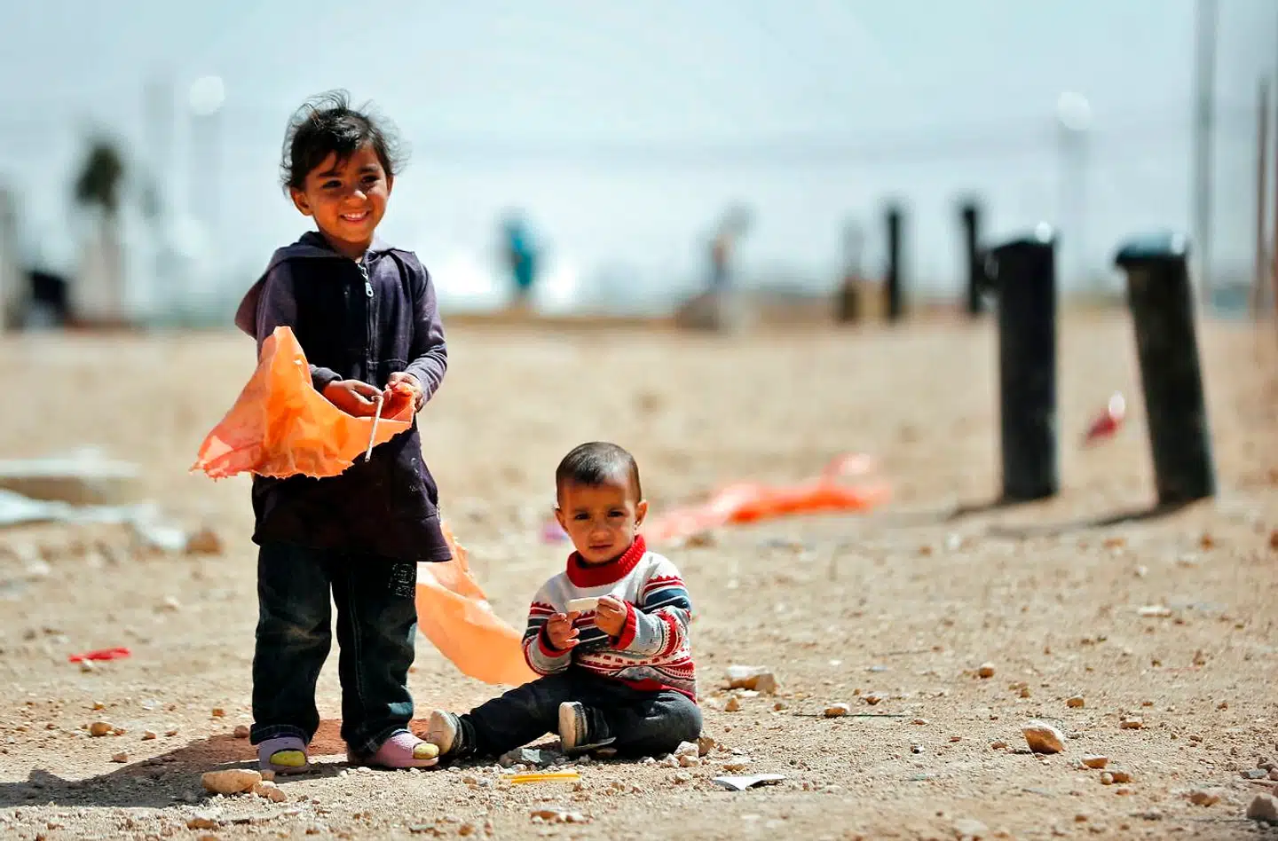 »Et samfund som Danmark har ikke alene pligt, men bør også have overskud og ressourcer til at hjælpe borgere, der befinder sig i en livsfarlig situation. Det er middelalderligt at straffe børn for deres forældres handlinger,« skriver Knud Foldschack, Olivia Höcky Hansen og Natascha Rée Mikkelsen.