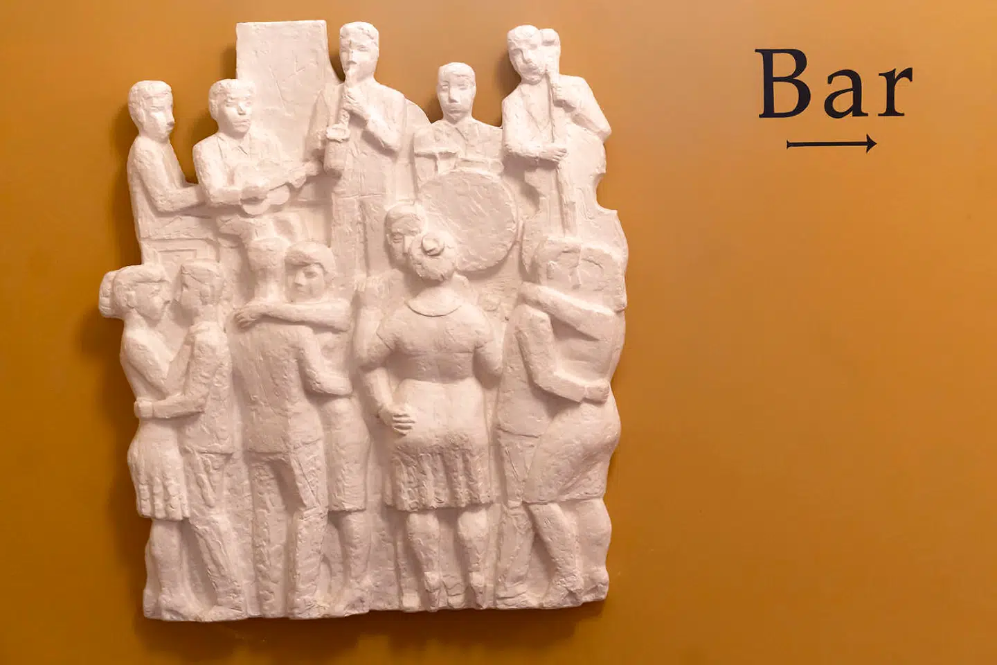 Vejen til baren er ledsaget af finurlige indslag, der lægger op til dans.