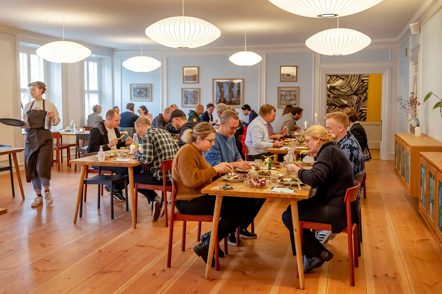 Der er fuld aktivitet i spisesalen på en almindelig hverdag, hvor flere har henlagt frokosten til Kanalhuset.