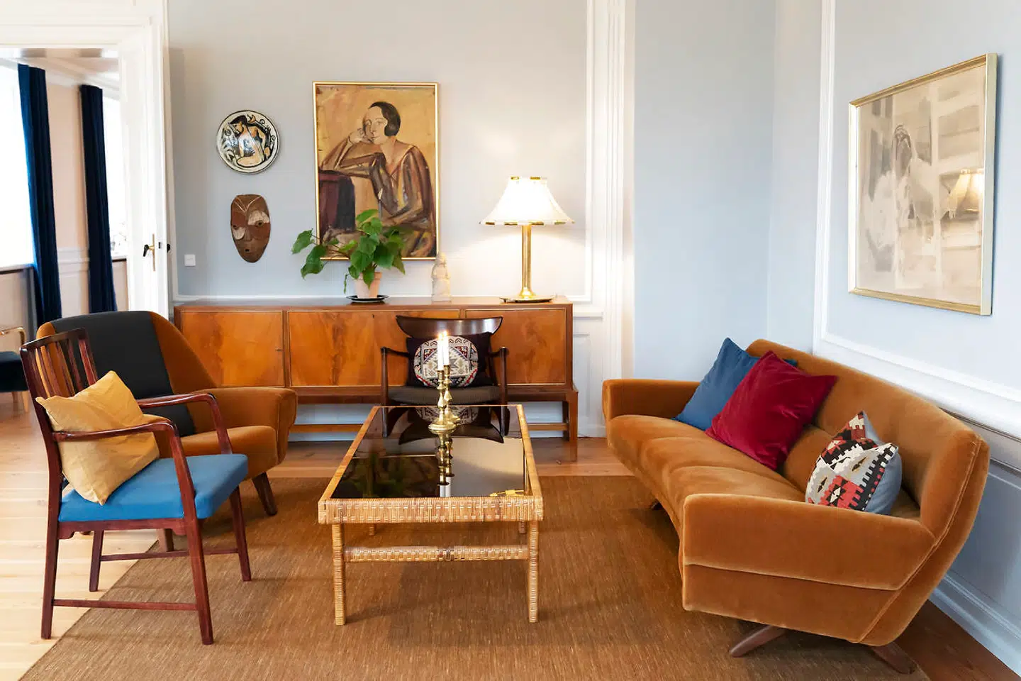 Mange af møblerne sender tankerne tilbage til årtier, der for længst er ovre. Målet har været at skabe en hjemlig stemning.