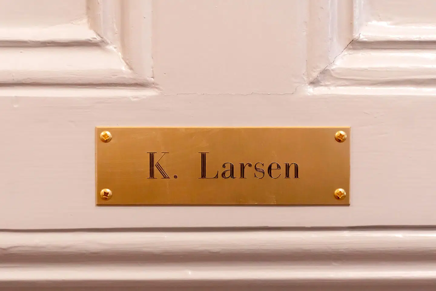 I hotellejlighederne er der ikke nummer på døren. Til gengæld tjekker man ind hos K. Larsen eller en anden person med et klassisk dansk navn.