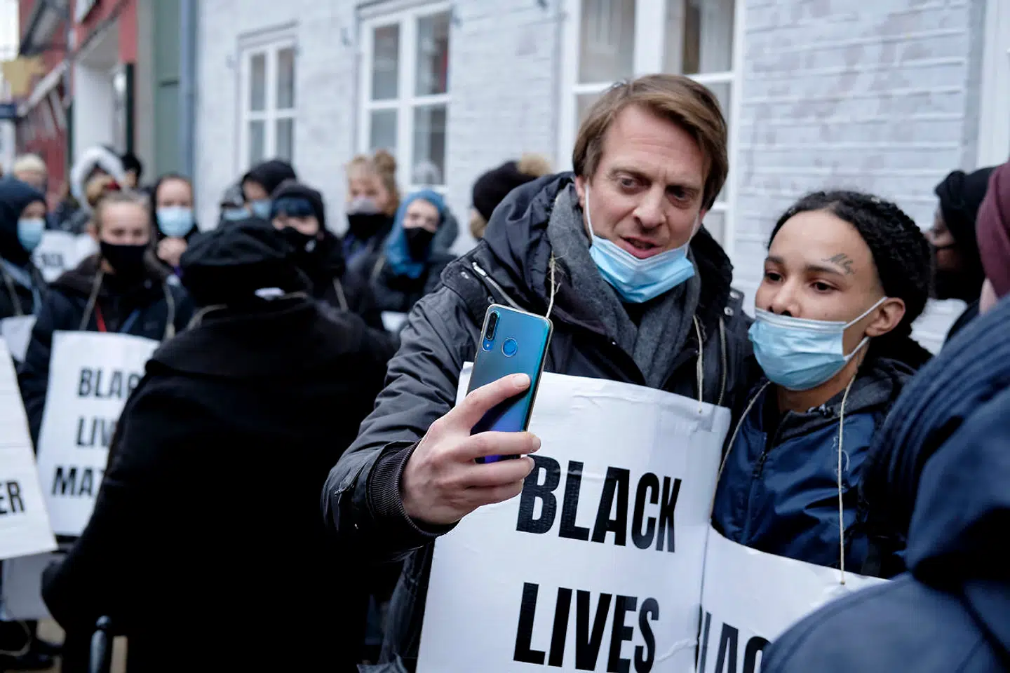 Black Lives Matter Danmark-aktivister demonstrerede foran retten i Rønne på Bornholm, hvor to brødre blev idømt 14 års fængsel for drabet på en dansk-tanzaniansk mand ved en shelterplads i Nordskoven nord for Rønne. En af demonstranterne var skuespilleren Karl Bille, blandt andet kendt fra ungdomssucceserne »Drengene fra Sankt Petri« og »Kærlighed ved første hik«.