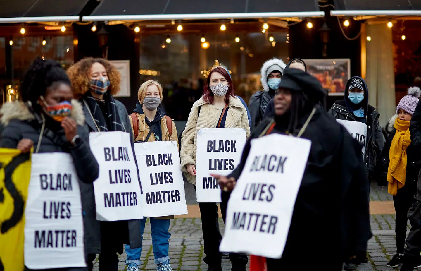 Black Lives Matter Danmark-aktivister demonstrerer foran retten i Rønne.