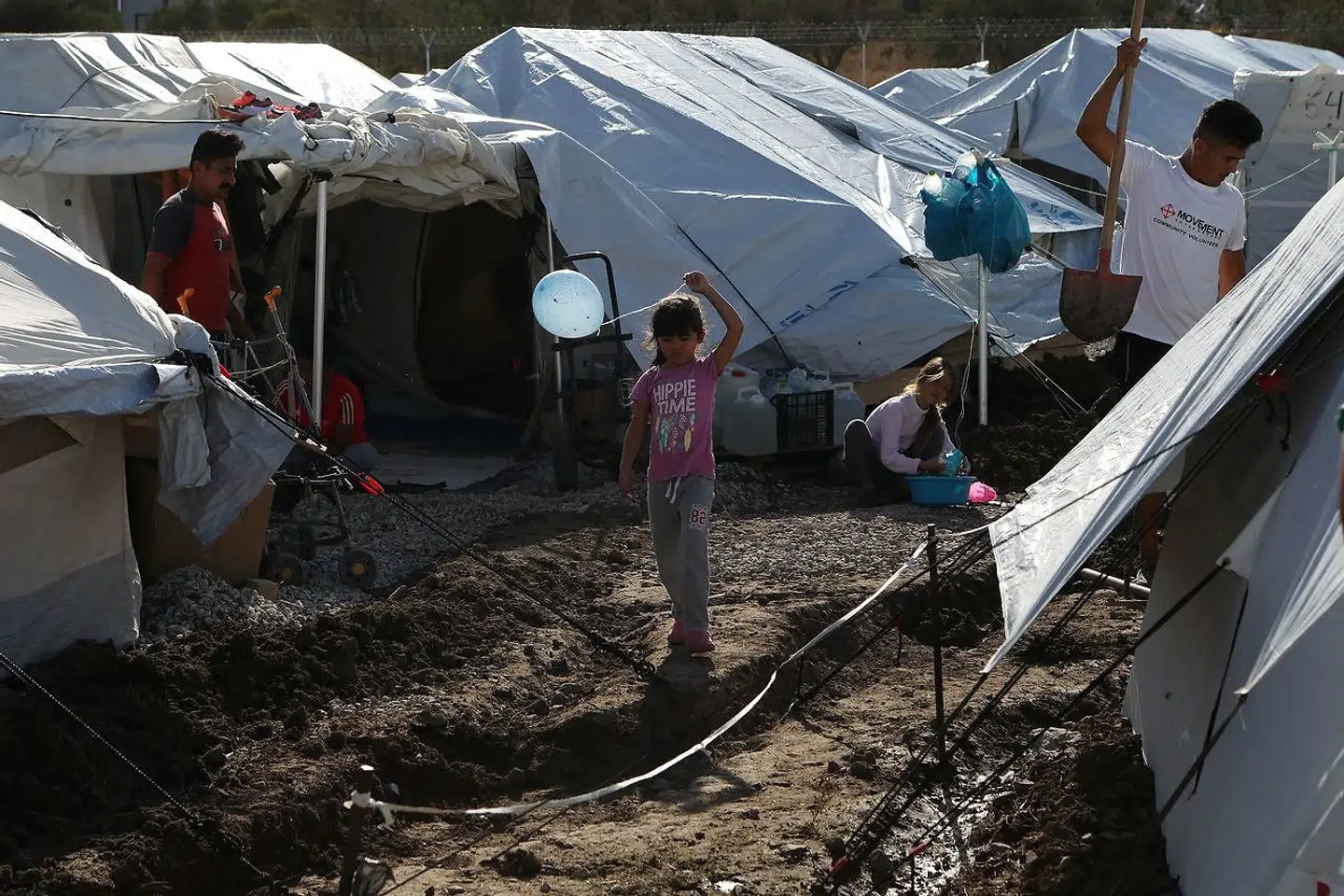 Danmark sendte 2.900 tæpper samt ti store og 40 mindre telte til Grækenland, efter at en storbrand brændte Moria-lejren ned til grunden. Nu oplyser International Organization for Migration, at over halvdelen af teltene endnu ikke er blevet leveret til Lesbos.