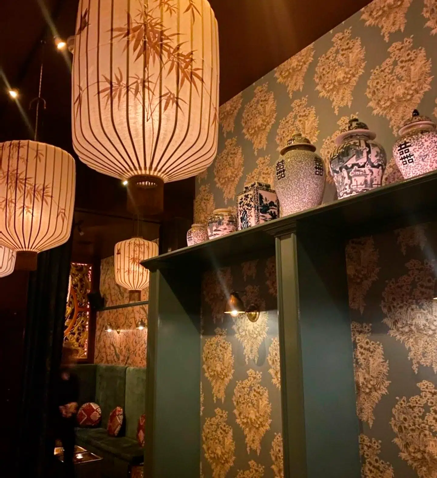 X Factor-vært Remee, har åbnet en cocktailklub midt under coronaepidemien kaldet Móshù Cocktail Club ved Kongens Nytorv.