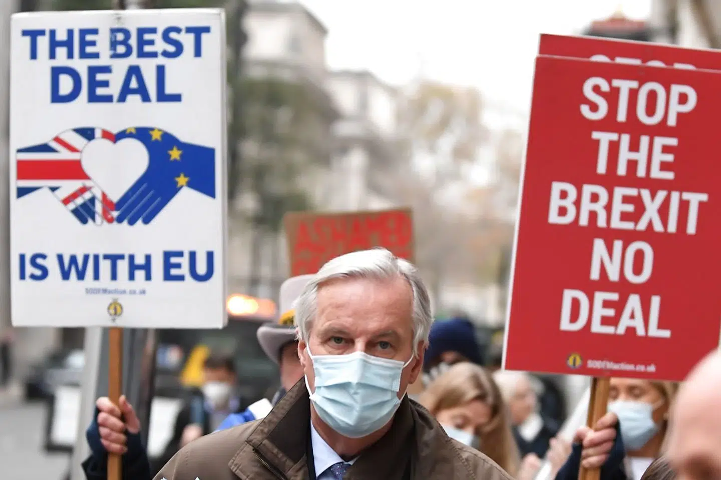 Arkivfoto: EUs brexit–forhandler, Michel Barnier, fotograferet i London, hvor han har opholdt sig siden fredag for i sidste øjeblik at nå en handelsaftale med Storbritannien. Her omgivet af briter, der fortsat ønsker en tilknytning til EU.
