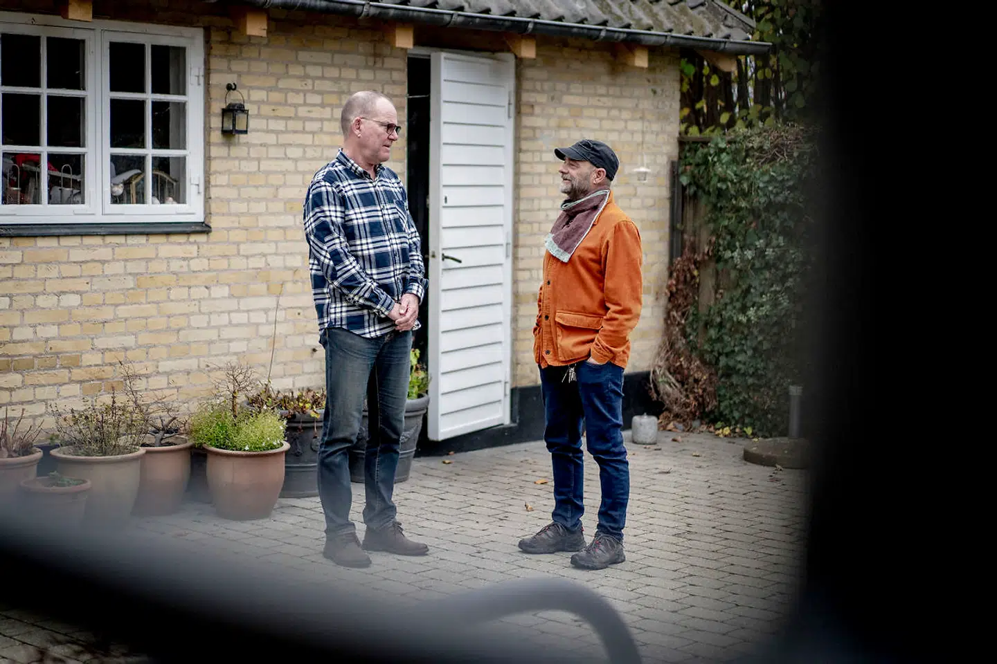 Hans-Henrik Ørsted (tv.) og Søren Peter Ørsted var sammen, da domsafsigelsen lå klar på Højesterets hjemmeside mandag. De to efterkommere måtte samle sig efter at have læst de afgørende linjer, der gav virksomheden medhold i navneskiftet.