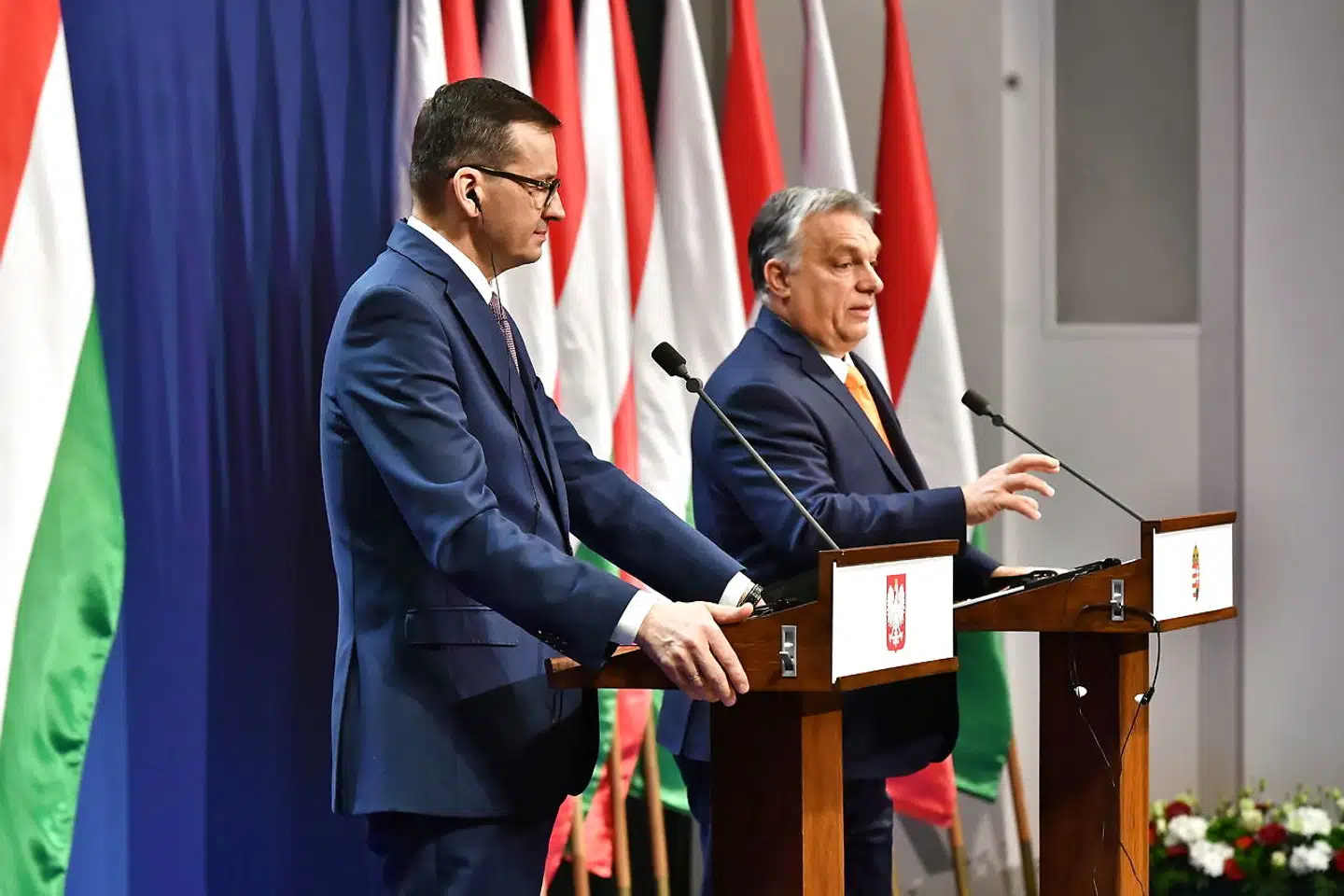 Ungarns premierminister, Viktor Orbán (th.), og Polens premierminister, Mateusz Morawiecki, holdt torsdag et fælles pressemøde i Budapest, hvor de gentog, at de agter at stå sammen i kampen mod den omstridte retsstatsmekanisme.