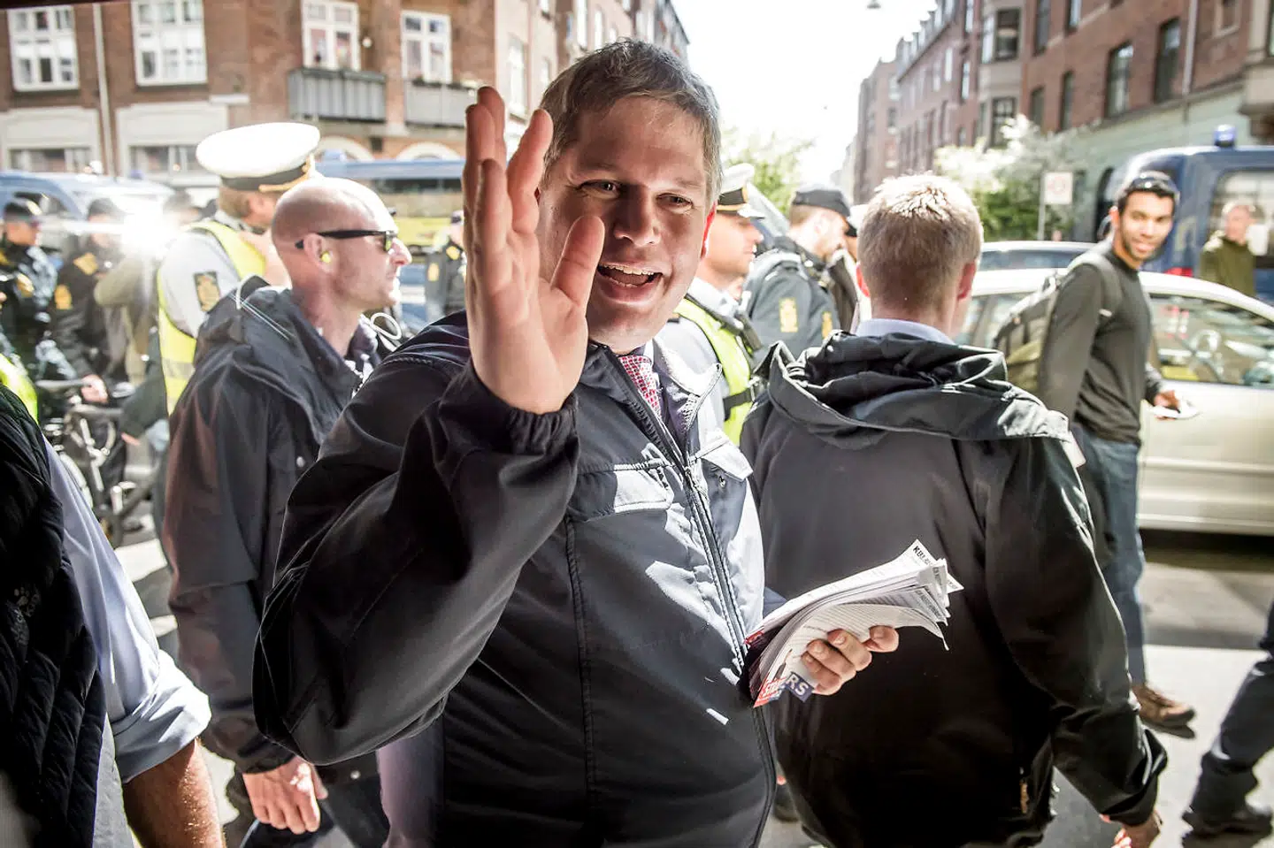 Partileder for partiet Stram Kurs Rasmus Paludan deler foldere ud på Nørrebro onsdag 15. maj 2019. Optøjer fra protester fra måneden før har fået flere familier smidt ud af deres boliger.