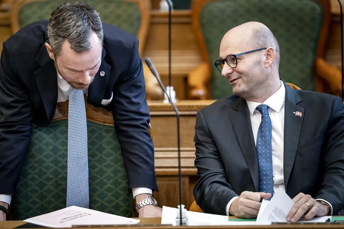 »Den slags politikker hjælper ikke Danmark ud af krisen. Den ansvarlige vej ud af krisen består derimod af politikker, der her og nu skaber jobåbninger for de ledige og gør det lettere for virksomhederne at afsætte deres varer. (...) Venstre og Konservative kamuflerer med andre ord udbudspolitikker som krisepolitik,« skriver Lars Andersen og Jon Nielsen.