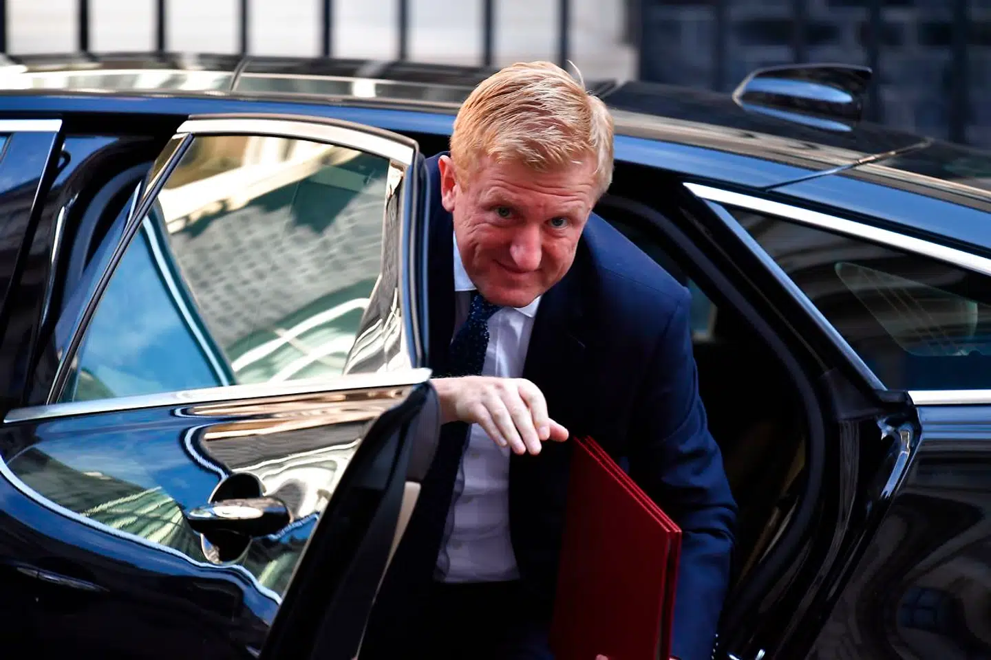 Storbritanniens konservative kulturminister, Oliver Dowden, vil nu kræve, at Netflix i hvert afsnit af fjerde sæson af »The Crown« advarer om, at der er tale om fiktion og ikke virkelighed.