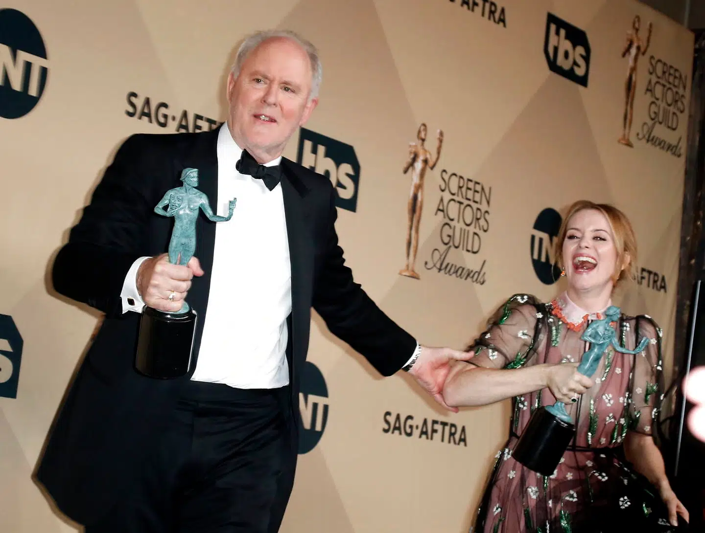 »The Crown« er af anmelderne blevet rost for både manuskript og fremragende skuespilpræstationer, blandt andet af John Lithgow (tv.) i rollen som Winston Churchill og Claire Foy (th.), der spiller den unge dronning Elizabeth. Her ses de ved en prisuddeling i USA i 2017.