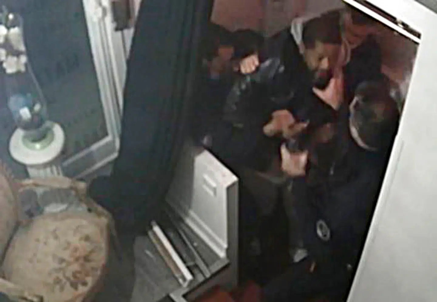 Overfaldet på Zecler skete sidste lørdag i Paris. Betjentene fulgte efter Zecler helt ind i hans musikstudie, hvor de begyndte at slå på ham. Det stod på i flere minutter.
