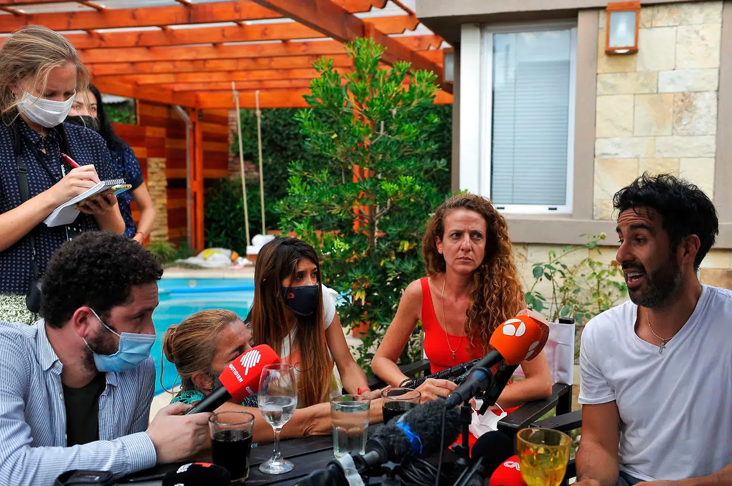Leopoldo Luque holdt søndag en pressekonference ved sit hjem i Buenos Aires-forstaden Adrogue.