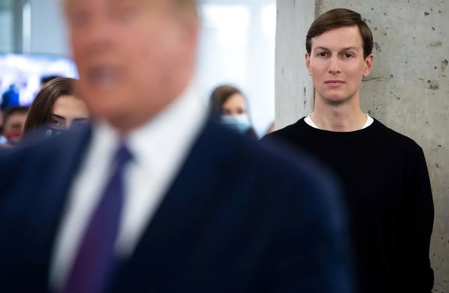 Donald Trumps svigersøn og seniorrådgiver i Det Hvide Hus Jared Kushner lytter her til sin svigerfars tale ved et vælgermøde i Arlington, Virginia tidligere i denne måned.