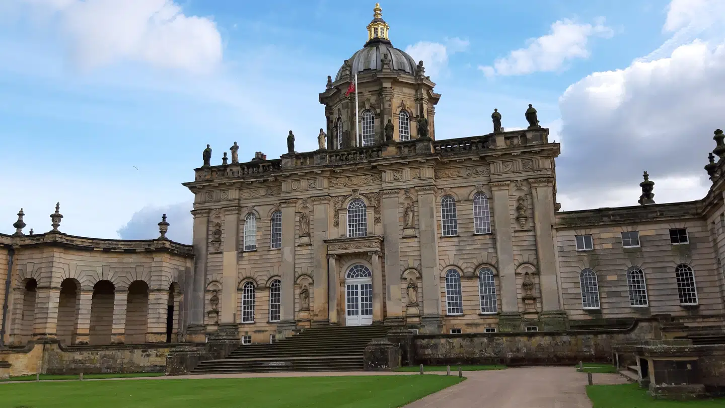 Castle Howard, eller som vi kender det i serien, Brideshead, er et af de mange smukke steder, man finder i Nordengland, hvor man også kan komme til fodbold i Liverpool eller se, hvor medlemmerne af The Beatles boede, da de var børn.