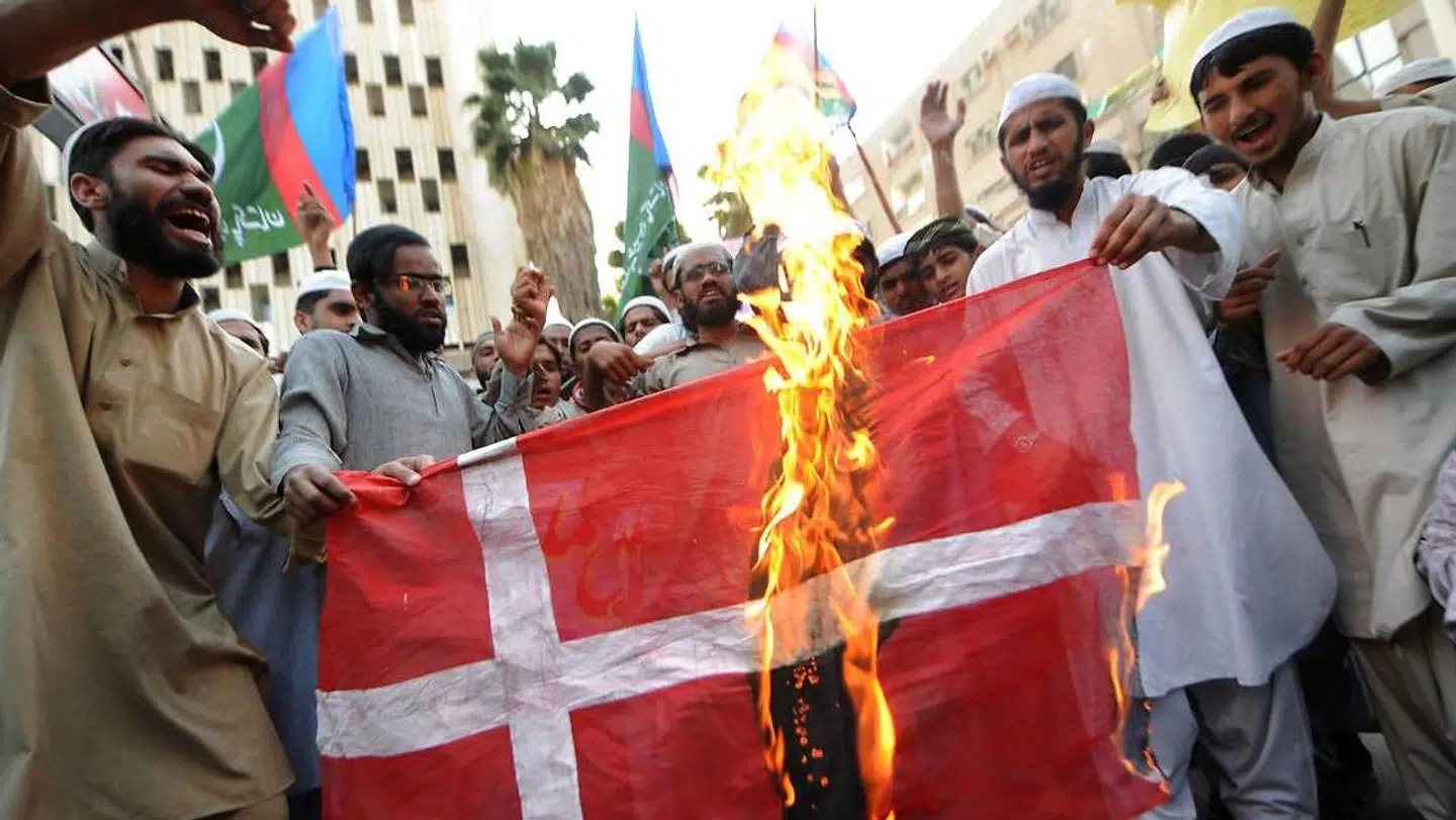 Pakistanere i Karachi protesterer på billedet fra 2008 over Muhammed-tegningerne ved at afbrænde Dannebrog.